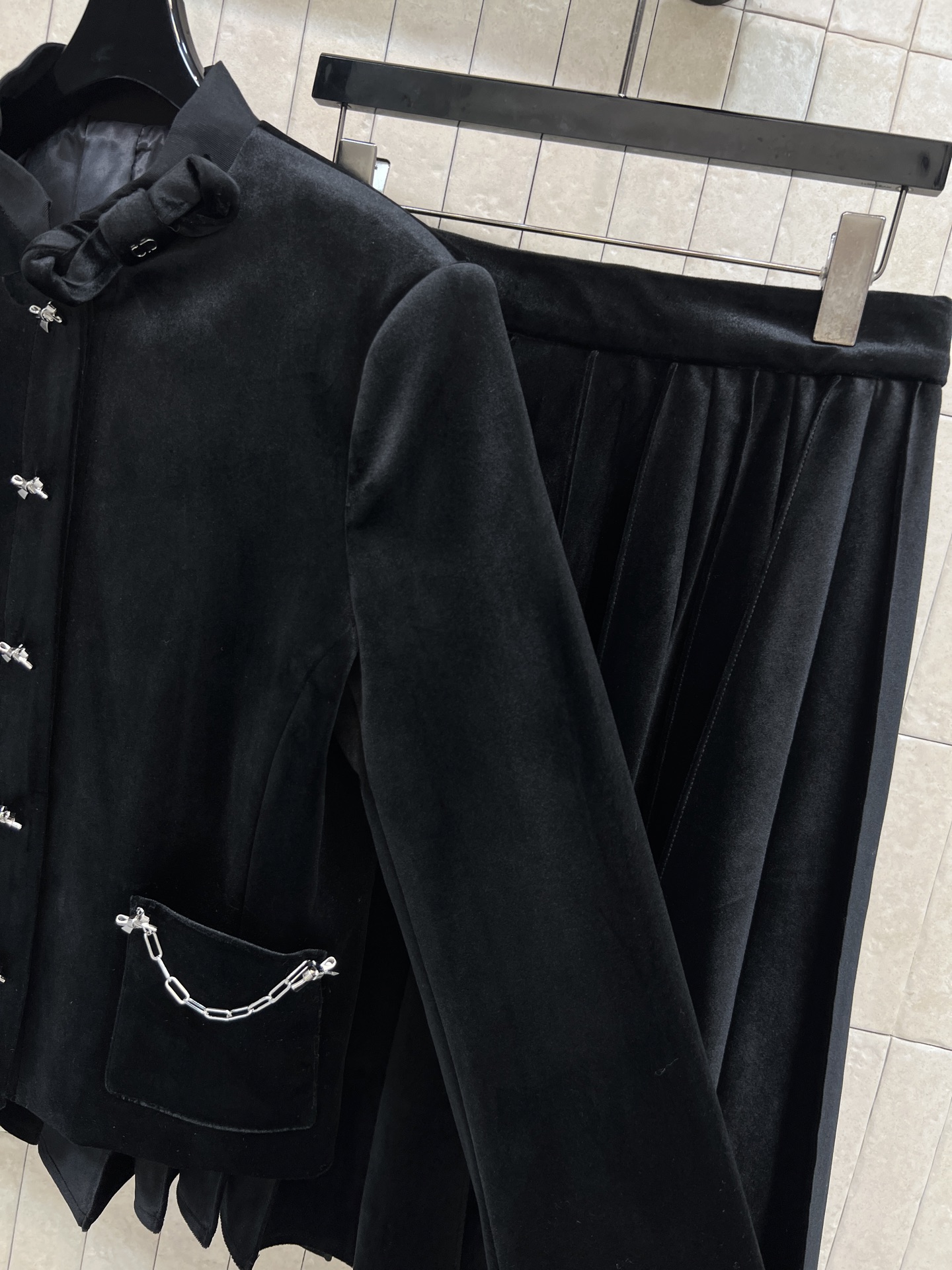 26春夏新款 黑色丝绒套装 短款外套+百褶短裙 质感细腻有光泽 金属蝴蝶结🎀纽扣+链条装饰超有设计感！短