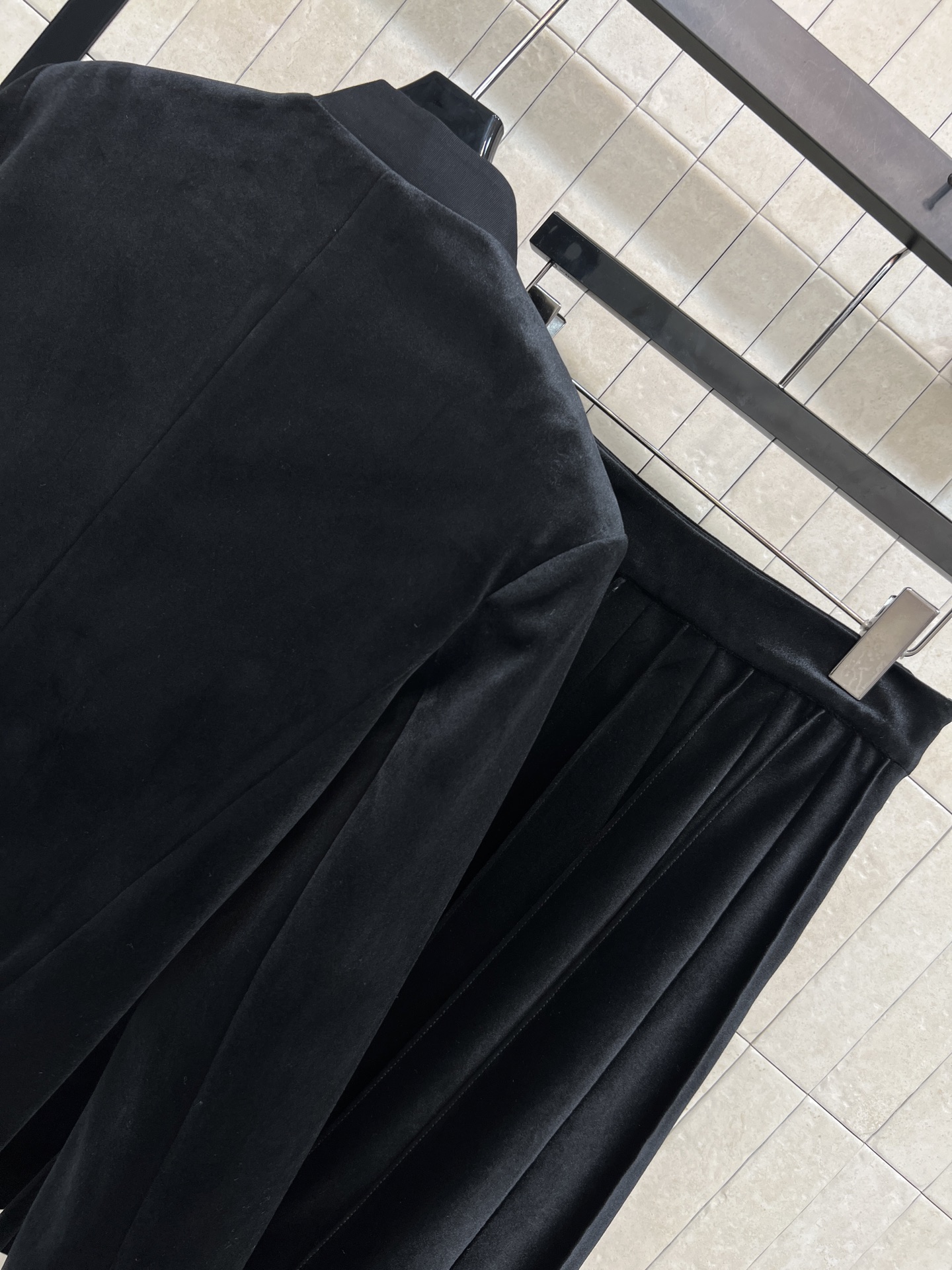 26春夏新款 黑色丝绒套装 短款外套+百褶短裙 质感细腻有光泽 金属蝴蝶结🎀纽扣+链条装饰超有设计感！短