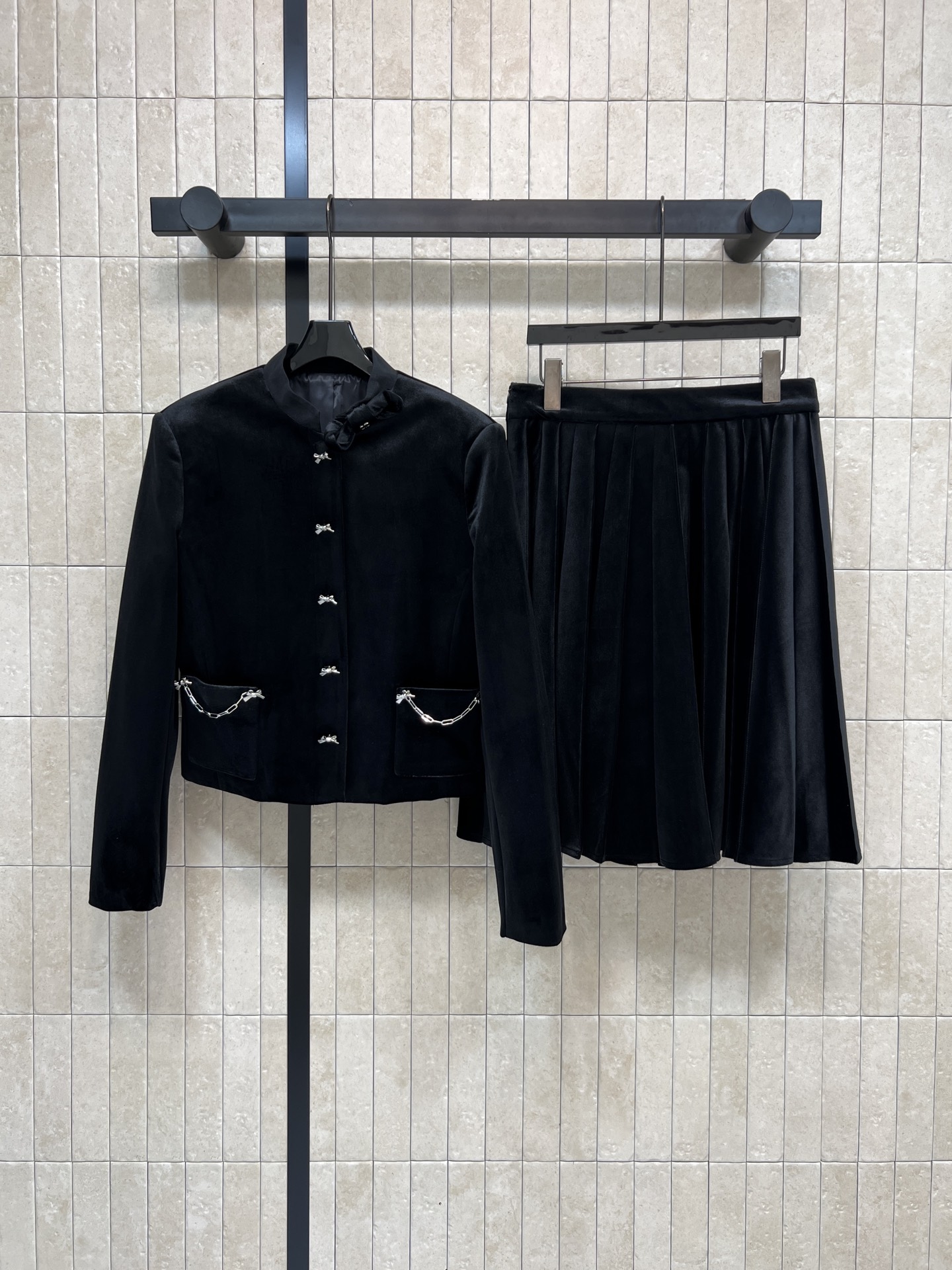 NO:739226,Jacket and skirt 26 spring and summer new style Black velvet suit Short jacket + pleated skirt Delicate and shiny texture Metal bow button + chain decoration is super design!  The short version shows off your body proportions. A matching set is beyond color~warm and fashionable in autumn and winter. It can be easily used for commuting, parties and festivals. Get the elegant retro style. One color and three sizes. Size/S-M-L,,skirts,jackets & coats,19860909外套半裙 26春夏新款 黑色丝绒套装 短款外套+百褶短裙 质感细腻有光泽 金属蝴蝶结纽扣+链条装饰超有设计感！短款版型超显身材比例 一套搭配超出彩~秋冬季节穿着保暖又时髦 通勤、聚会、节日都能轻松驾驭 优雅复古风get 一色三码 Size/S-M-L,,skirts,jackets & coats,,Women's clothing