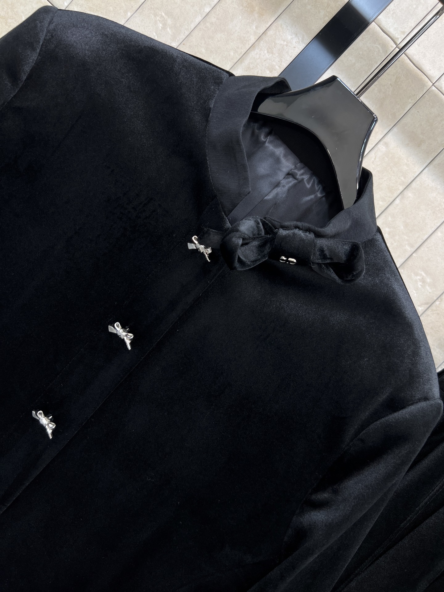 26春夏新款 黑色丝绒套装 短款外套+百褶短裙 质感细腻有光泽 金属蝴蝶结🎀纽扣+链条装饰超有设计感！短