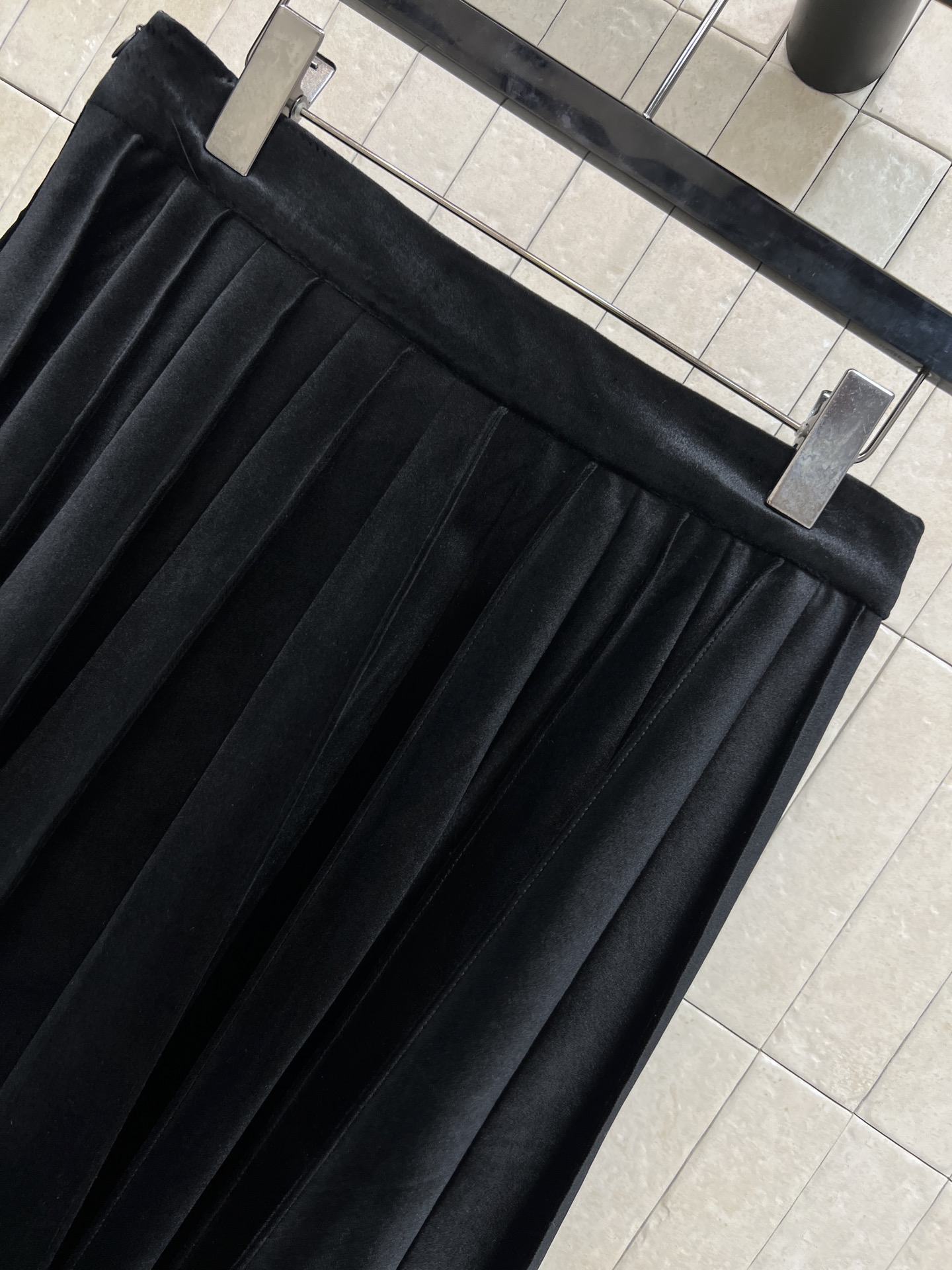 26春夏新款 黑色丝绒套装 短款外套+百褶短裙 质感细腻有光泽 金属蝴蝶结🎀纽扣+链条装饰超有设计感！短