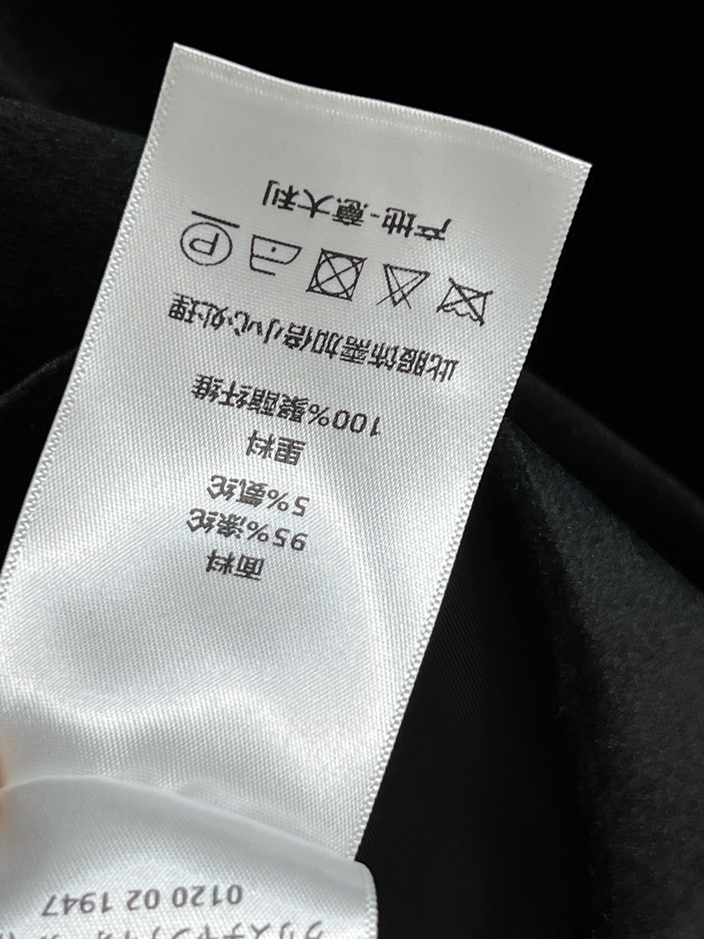 26春夏新款 黑色丝绒套装 短款外套+百褶短裙 质感细腻有光泽 金属蝴蝶结🎀纽扣+链条装饰超有设计感！短