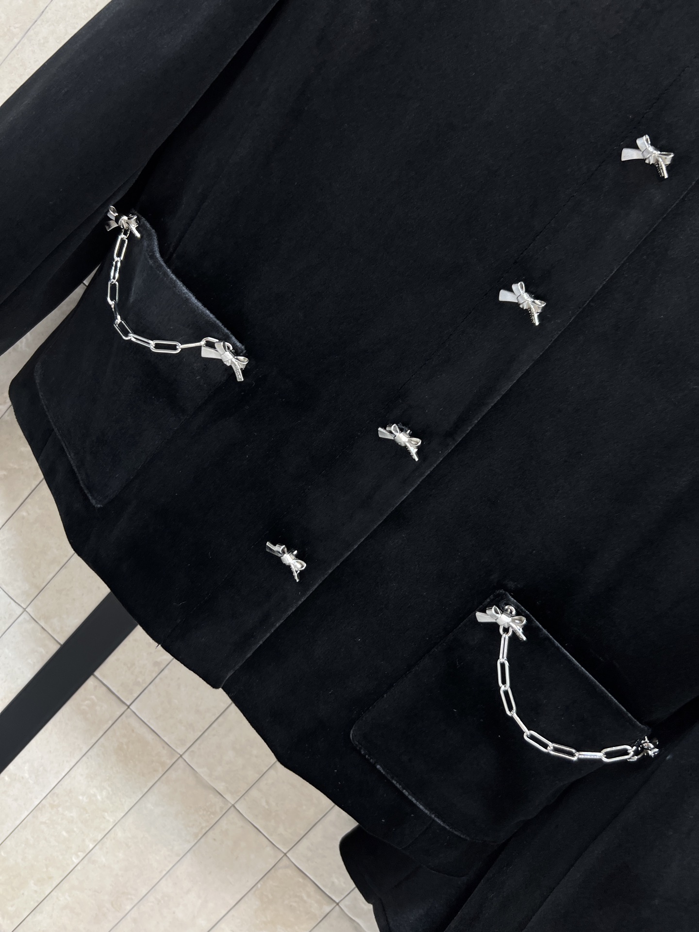 26春夏新款 黑色丝绒套装 短款外套+百褶短裙 质感细腻有光泽 金属蝴蝶结🎀纽扣+链条装饰超有设计感！短