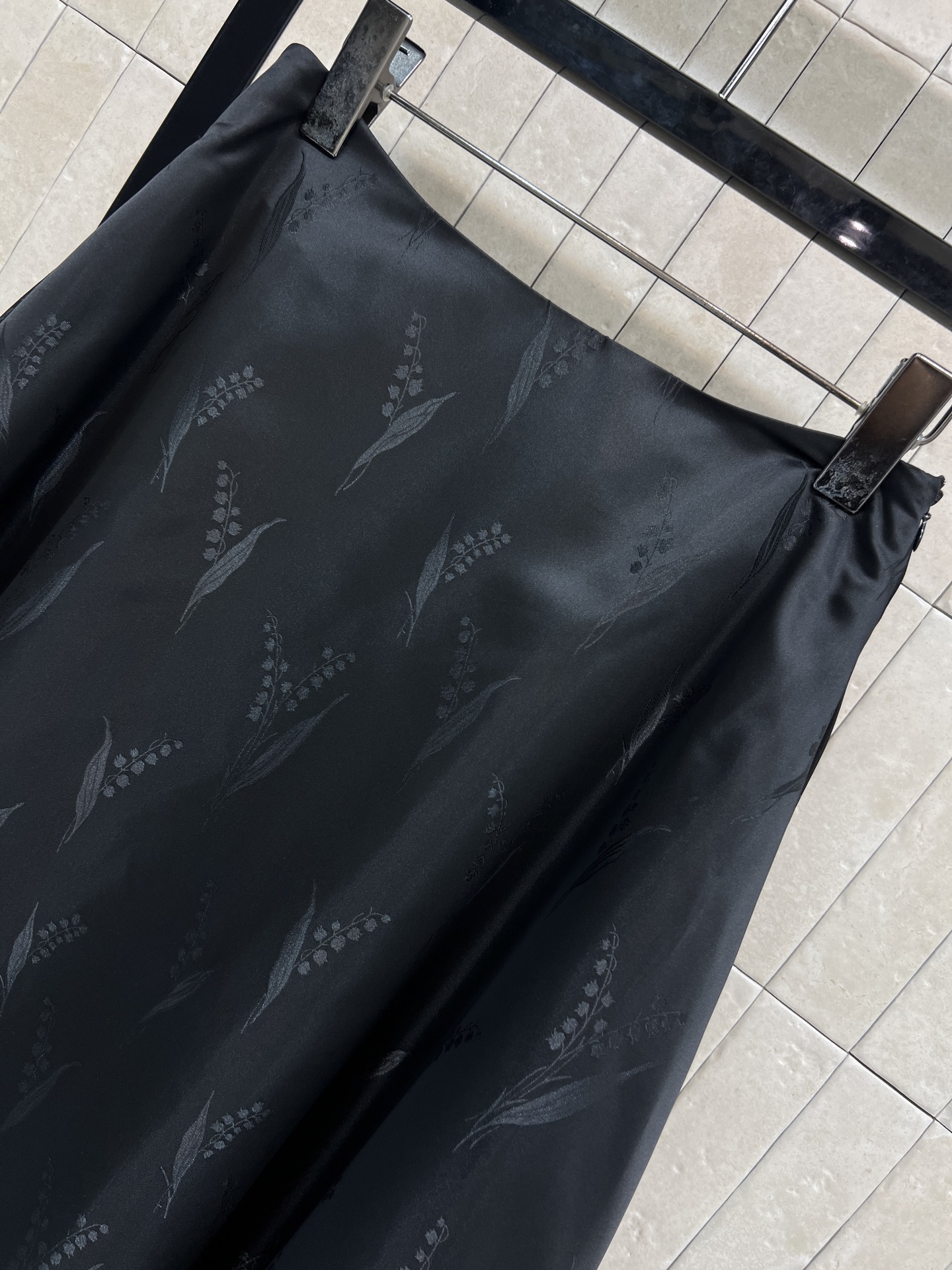 26早春新款 黑色暗纹铃兰花纹半身裙 低调植物提花纹理超有质感 高腰A字版型 裙摆自然散开 修饰身形 优