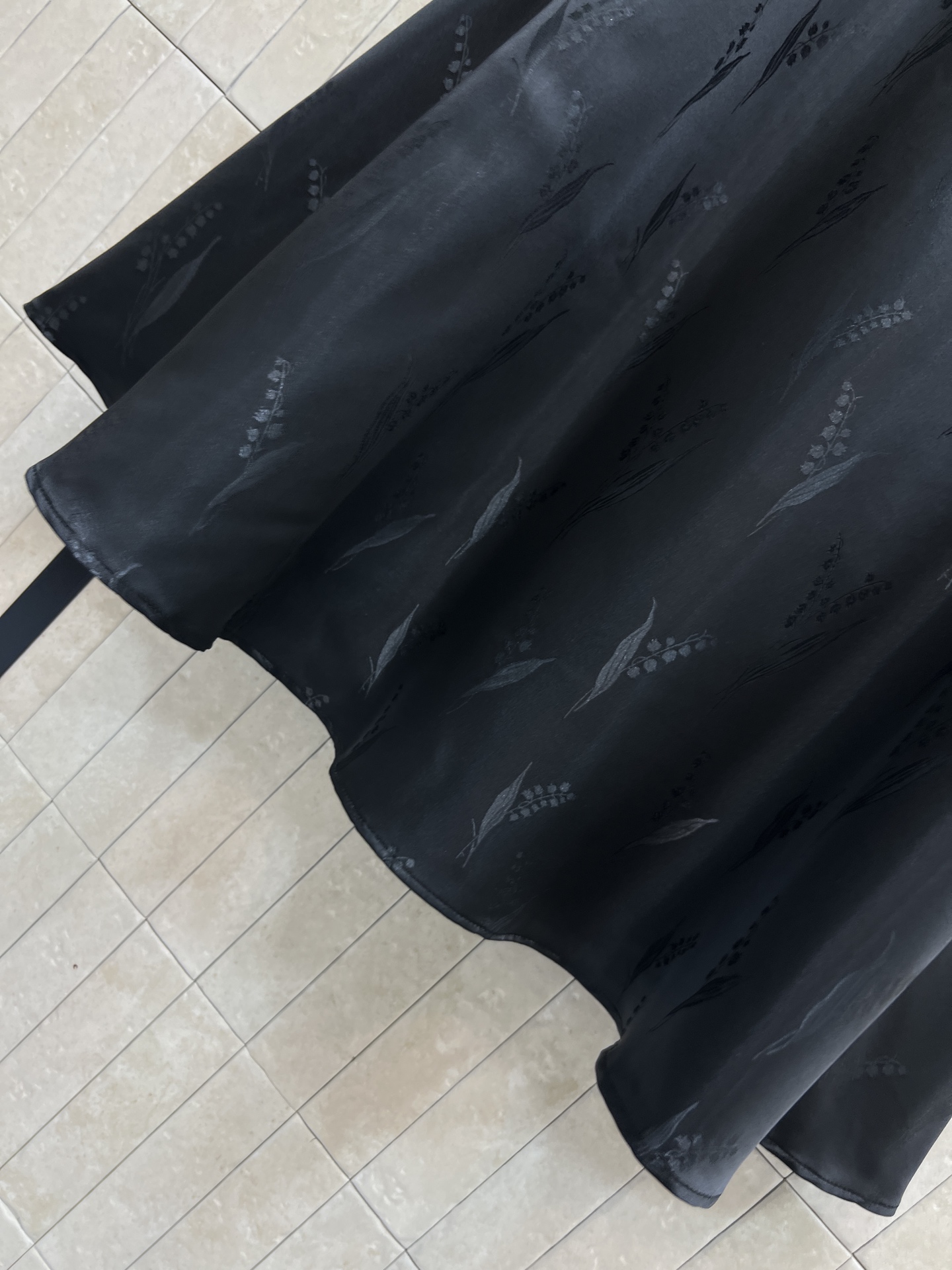 26早春新款 黑色暗纹铃兰花纹半身裙 低调植物提花纹理超有质感 高腰A字版型 裙摆自然散开 修饰身形 优