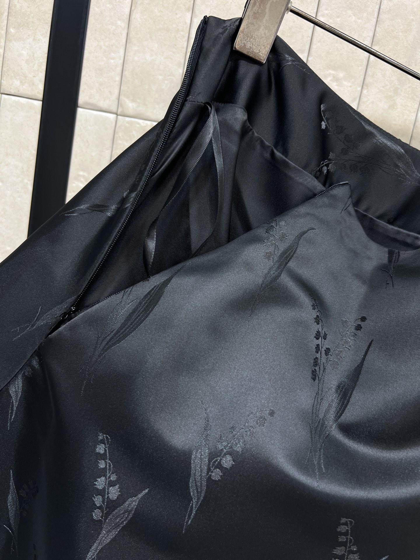 26早春新款 黑色暗纹铃兰花纹半身裙 低调植物提花纹理超有质感 高腰A字版型 裙摆自然散开 修饰身形 优