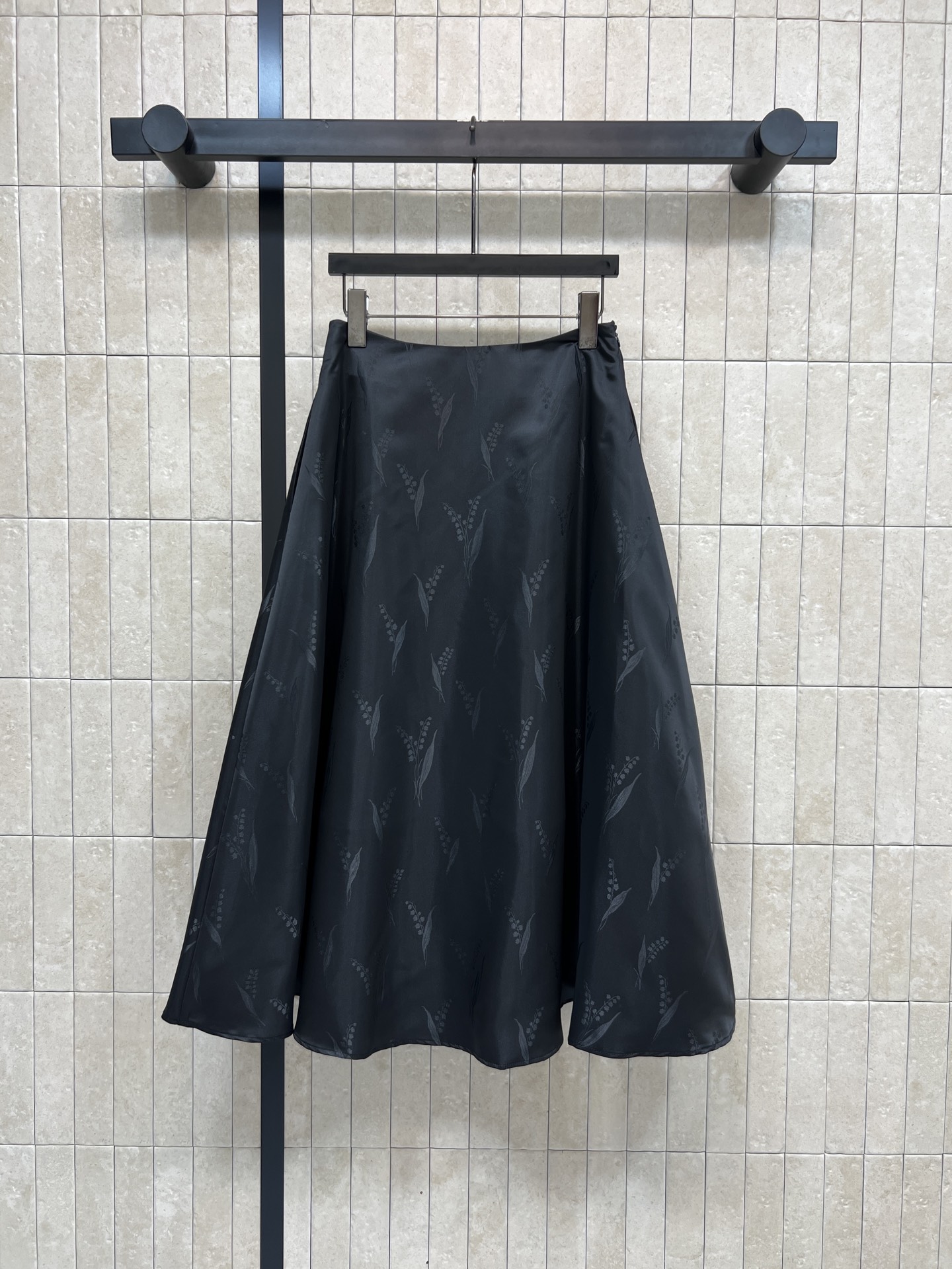 26早春新款 黑色暗纹铃兰花纹半身裙 低调植物提花纹理超有质感 高腰A字版型 裙摆自然散开 修饰身形 优