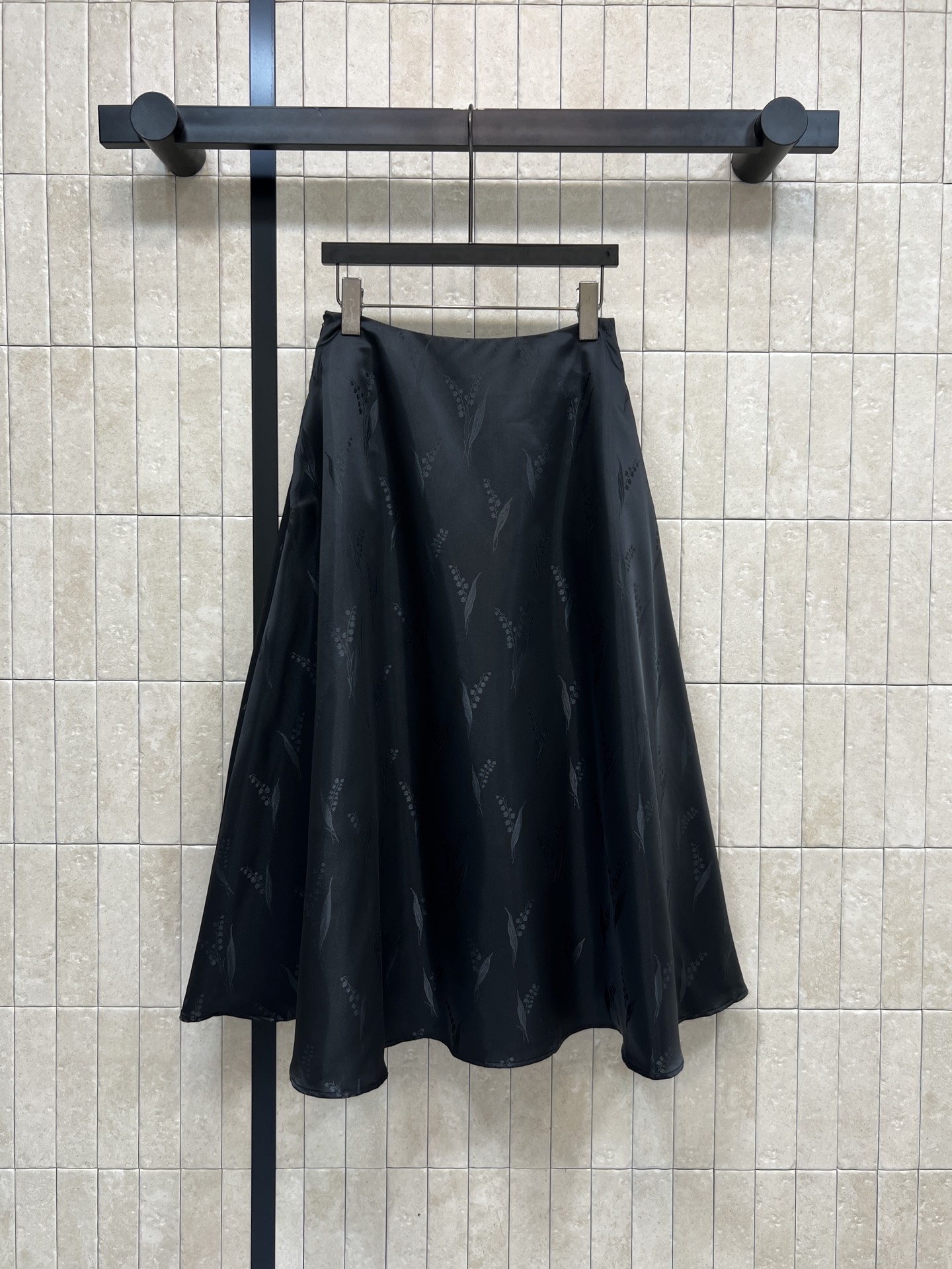 NO:739232,New model for early spring 26. Black dark lily of the valley pattern skirt. Low-key plant jacquard texture is super textured. High-waisted A-line version. The skirt naturally spreads out to modify the figure. Elegant and elegant. It can be easily used for daily commuting and parties. Pair it with the suit jacket of the same series to create a fashionable and high-end temperament. The upper body has an age-reducing and fashionable girlish temperament. Four sizes in one color Size/S-M-L- XL,,skirts,jackets & coats,business suit,1986090926早春新款 黑色暗纹铃兰花纹半身裙 低调植物提花纹理超有质感 高腰A字版型 裙摆自然散开 修饰身形 优雅又显气质 日常通勤、聚会都能轻松驾驭 搭配同系列西装外套 打造时髦高级的气质单品 上身就是减龄时髦的少女气质 一色四码Size/S-M-L- XL,,skirts,jackets & coats,business suit,,Women's clothing