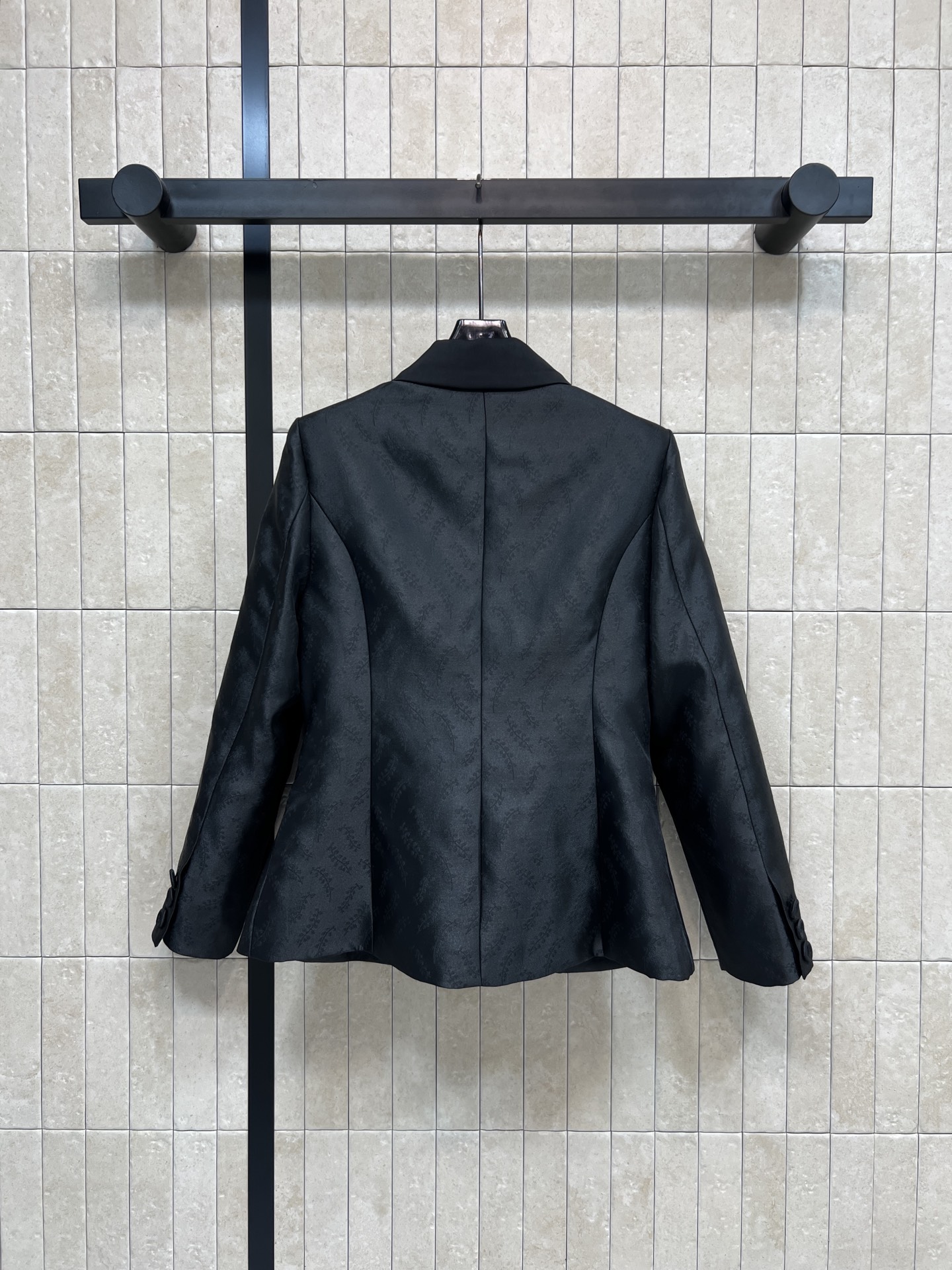 26早春新款 黑色暗纹铃兰花纹西装外套 低调暗纹设计 质感满分！三颗纽扣+翻领剪裁 修身版型超显气质 通