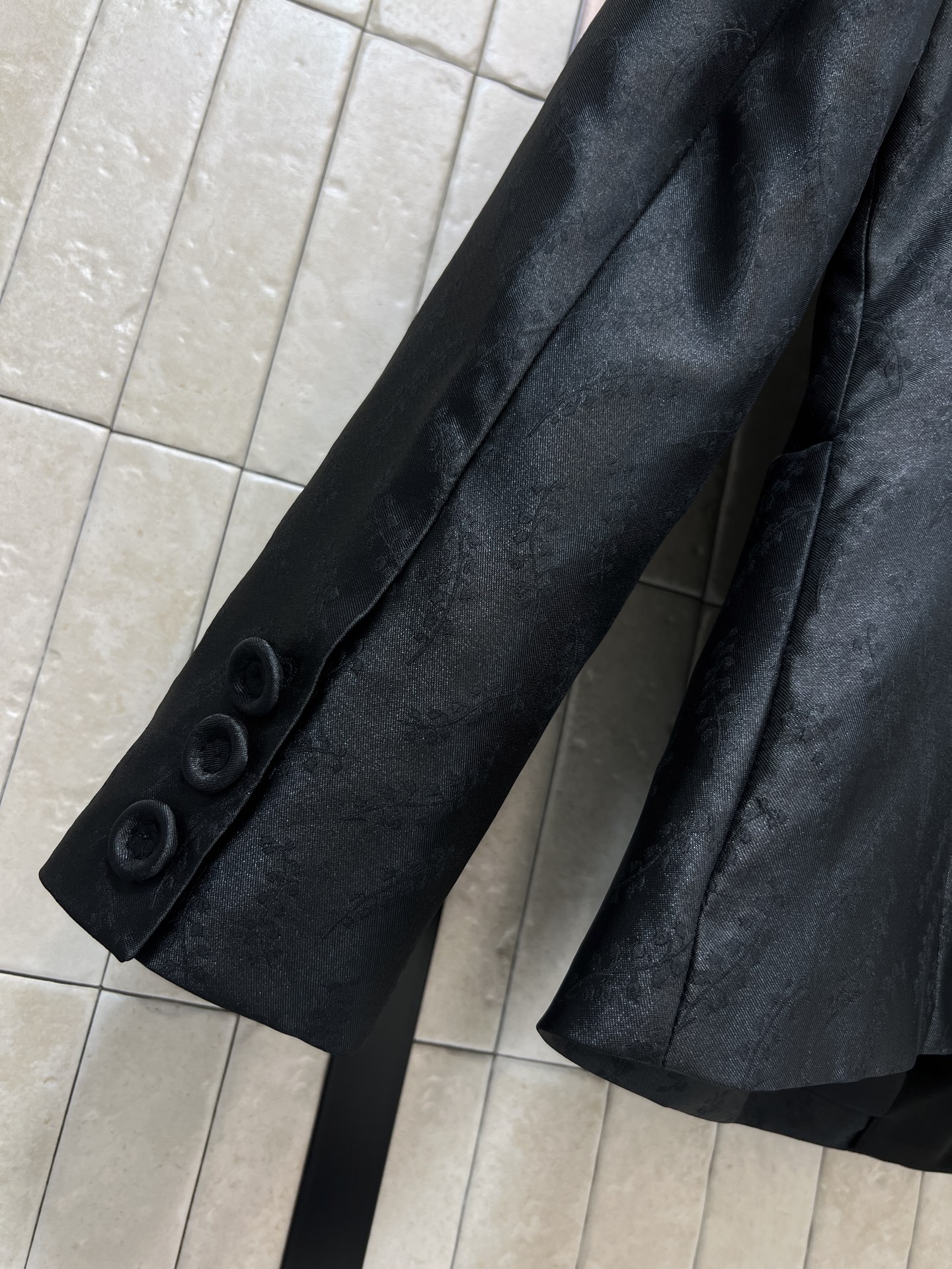 26早春新款 黑色暗纹铃兰花纹西装外套 低调暗纹设计 质感满分！三颗纽扣+翻领剪裁 修身版型超显气质 通