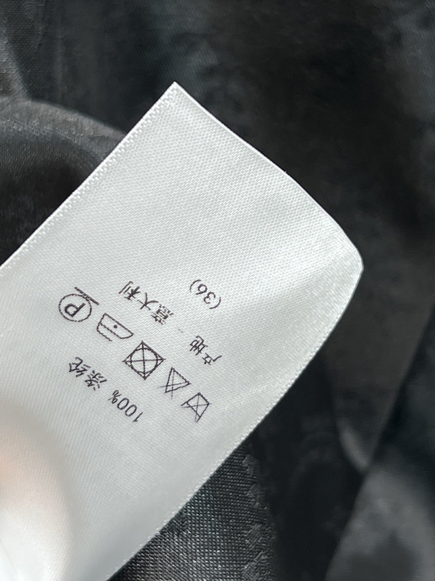 26早春新款 黑色暗纹铃兰花纹西装外套 低调暗纹设计 质感满分！三颗纽扣+翻领剪裁 修身版型超显气质 通