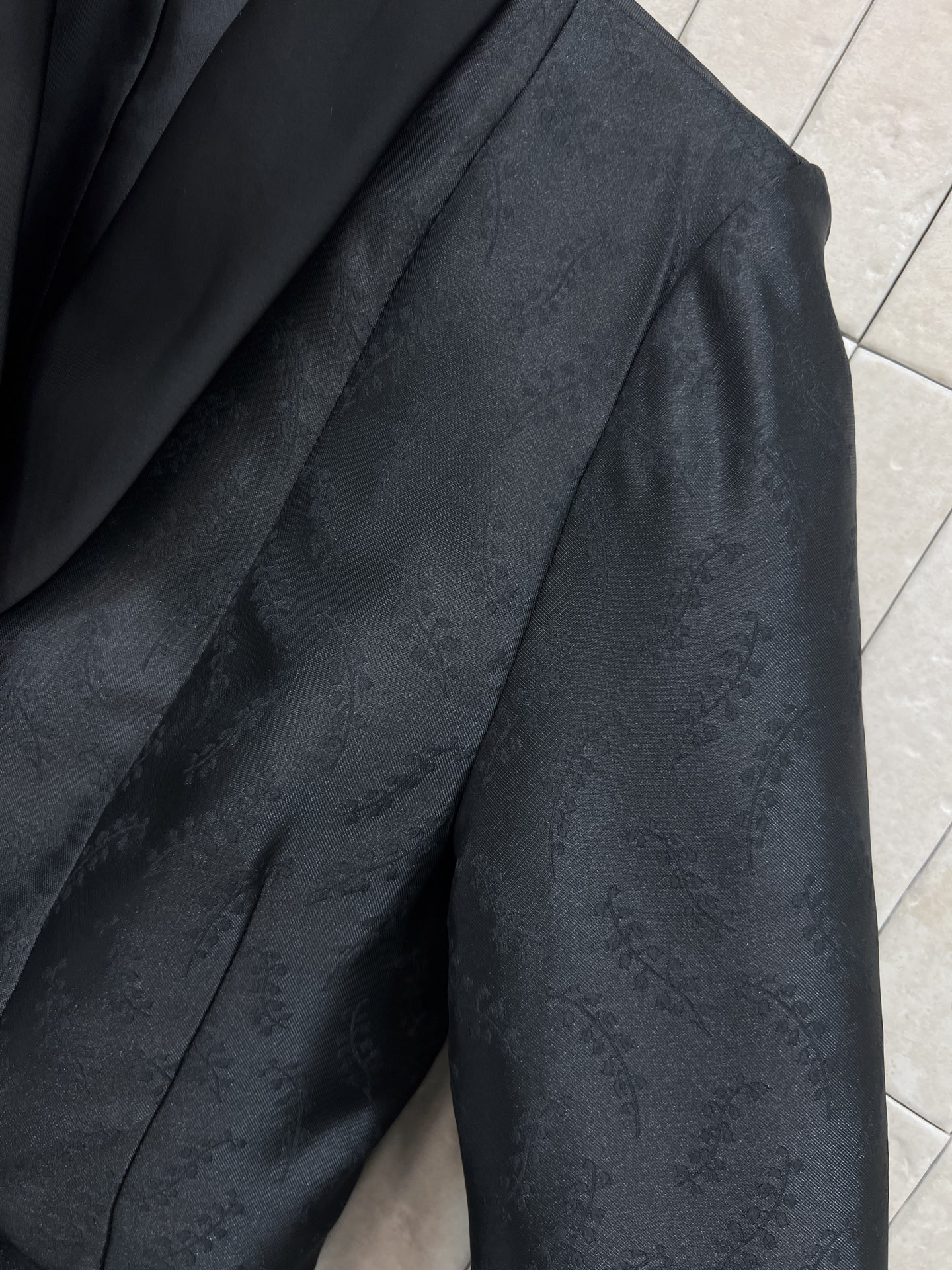 26早春新款 黑色暗纹铃兰花纹西装外套 低调暗纹设计 质感满分！三颗纽扣+翻领剪裁 修身版型超显气质 通