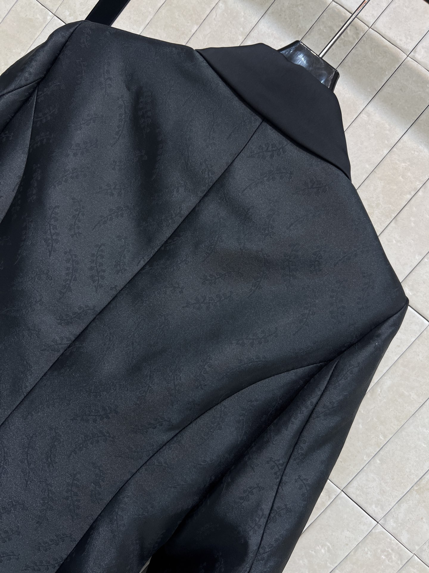 26早春新款 黑色暗纹铃兰花纹西装外套 低调暗纹设计 质感满分！三颗纽扣+翻领剪裁 修身版型超显气质 通