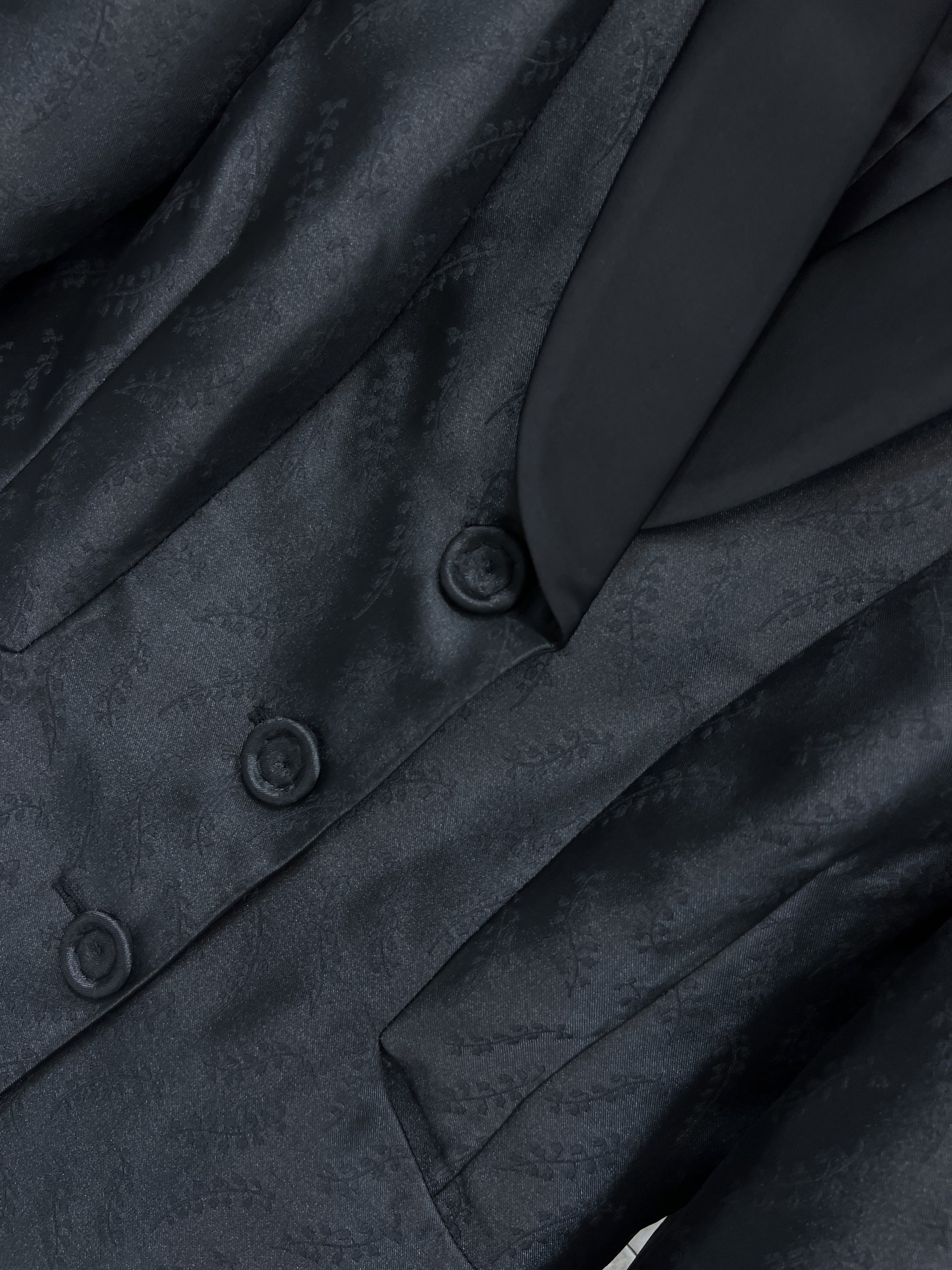 26早春新款 黑色暗纹铃兰花纹西装外套 低调暗纹设计 质感满分！三颗纽扣+翻领剪裁 修身版型超显气质 通