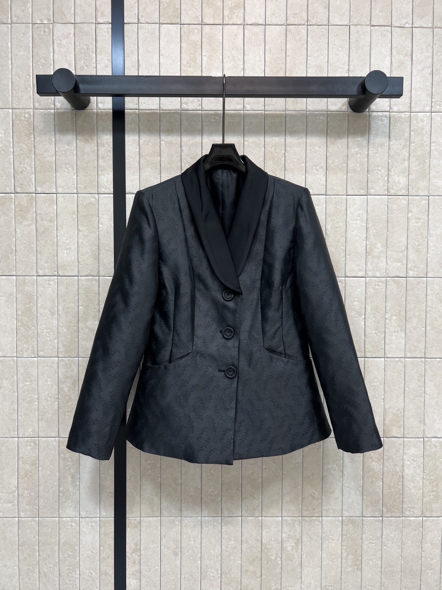 NO:739235,26 early spring new style black dark pattern lily of the valley pattern suit jacket, low-key dark pattern design, perfect texture!  Three-button + lapel tailoring, slim fit and super elegant, can be easily used in commuting and formal occasions. The fabric is shiny and the details are exquisite. It goes well with shirts or dresses. Easily switch between smart or elegant styles~ Four sizes in one color, Size/S-M-L- XL,,skirts,jackets & coats,shirts,business suit,1986090926早春新款 黑色暗纹铃兰花纹西装外套 低调暗纹设计 质感满分！三颗纽扣+翻领剪裁 修身版型超显气质 通勤、正式场合都能轻松驾驭 面料有光泽 细节精致 搭配衬衫或连衣裙都很出彩 轻松切换干练or优雅风格~ 一色四码Size/S-M-L- XL,,skirts,jackets & coats,shirts,business suit,,Women's clothing