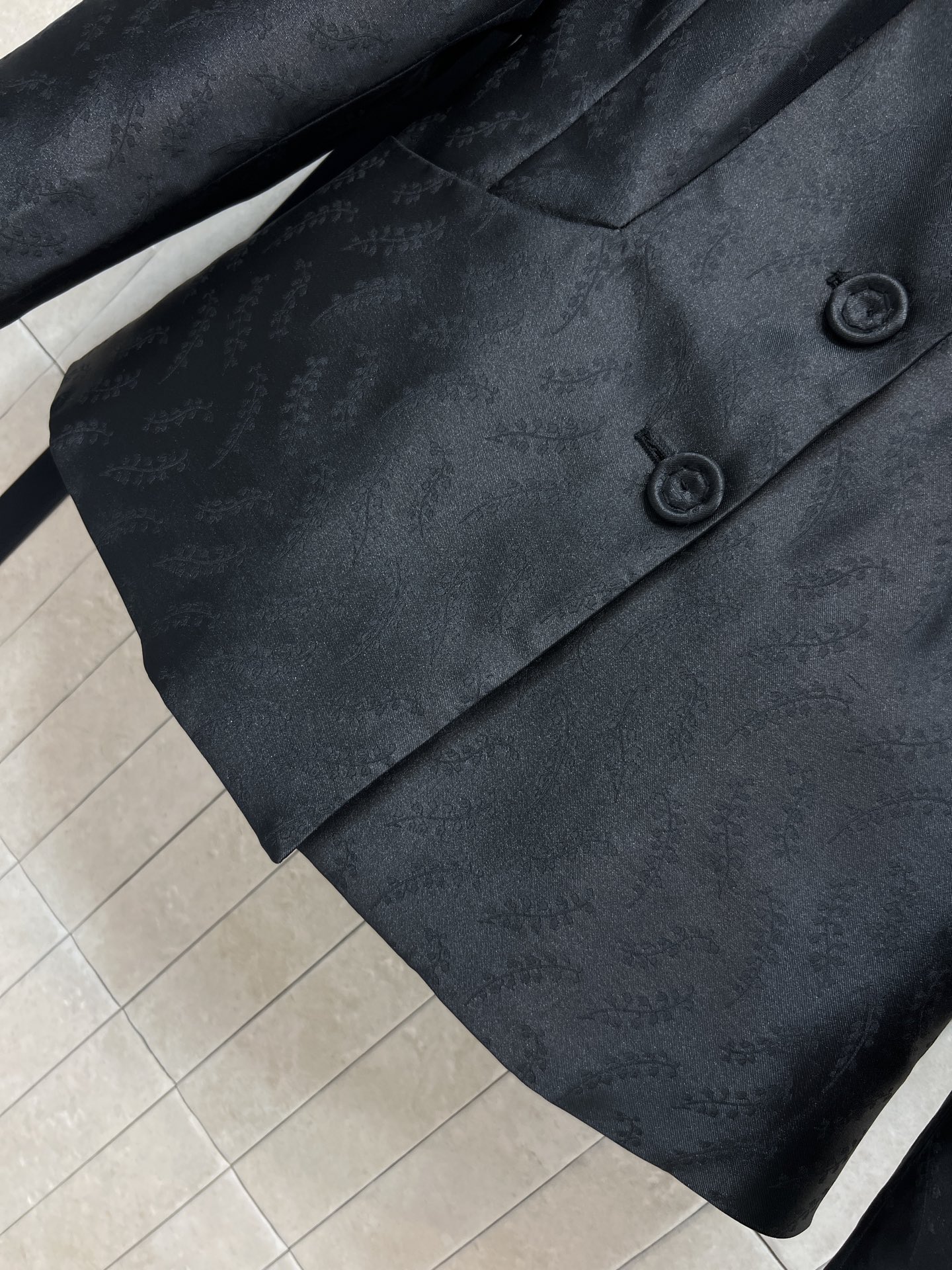 26早春新款 黑色暗纹铃兰花纹西装外套 低调暗纹设计 质感满分！三颗纽扣+翻领剪裁 修身版型超显气质 通