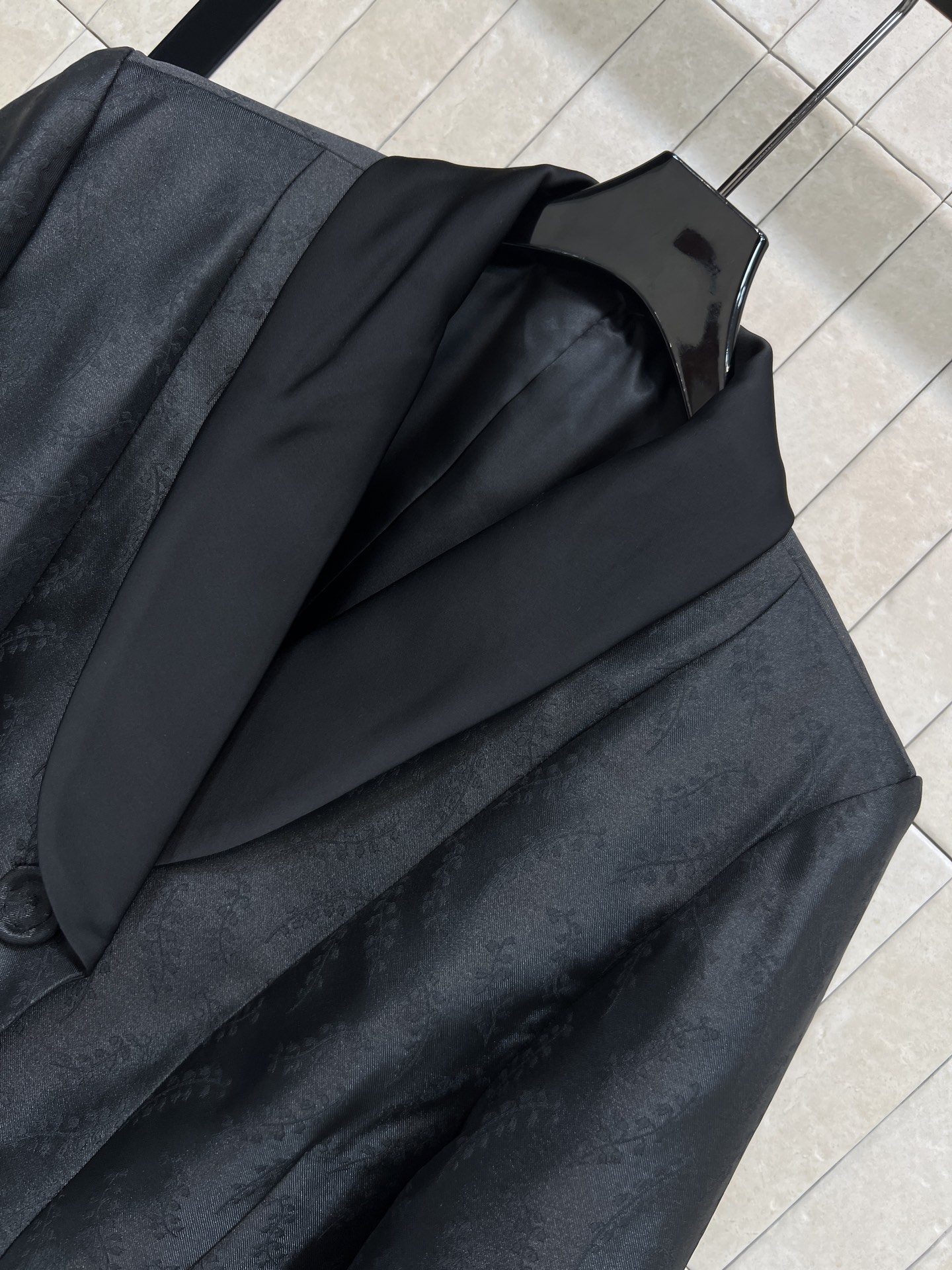 26早春新款 黑色暗纹铃兰花纹西装外套 低调暗纹设计 质感满分！三颗纽扣+翻领剪裁 修身版型超显气质 通