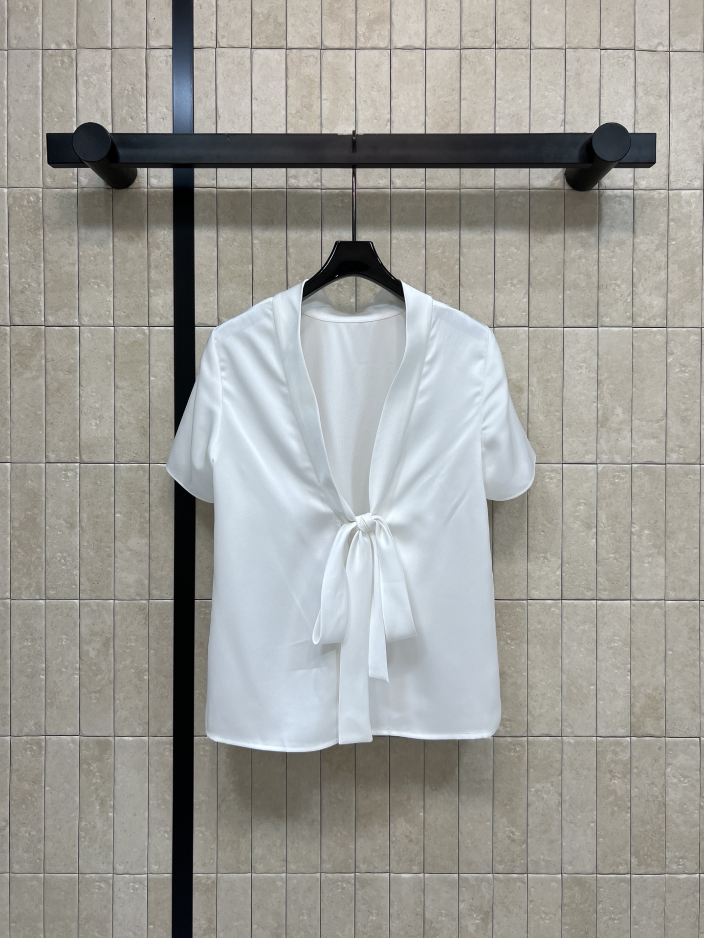 26春夏新款 系带露背短袖衬衫 面料垂感超好 穿着舒适透气春夏穿超合适！小立领+露背V领系带设计 优雅又