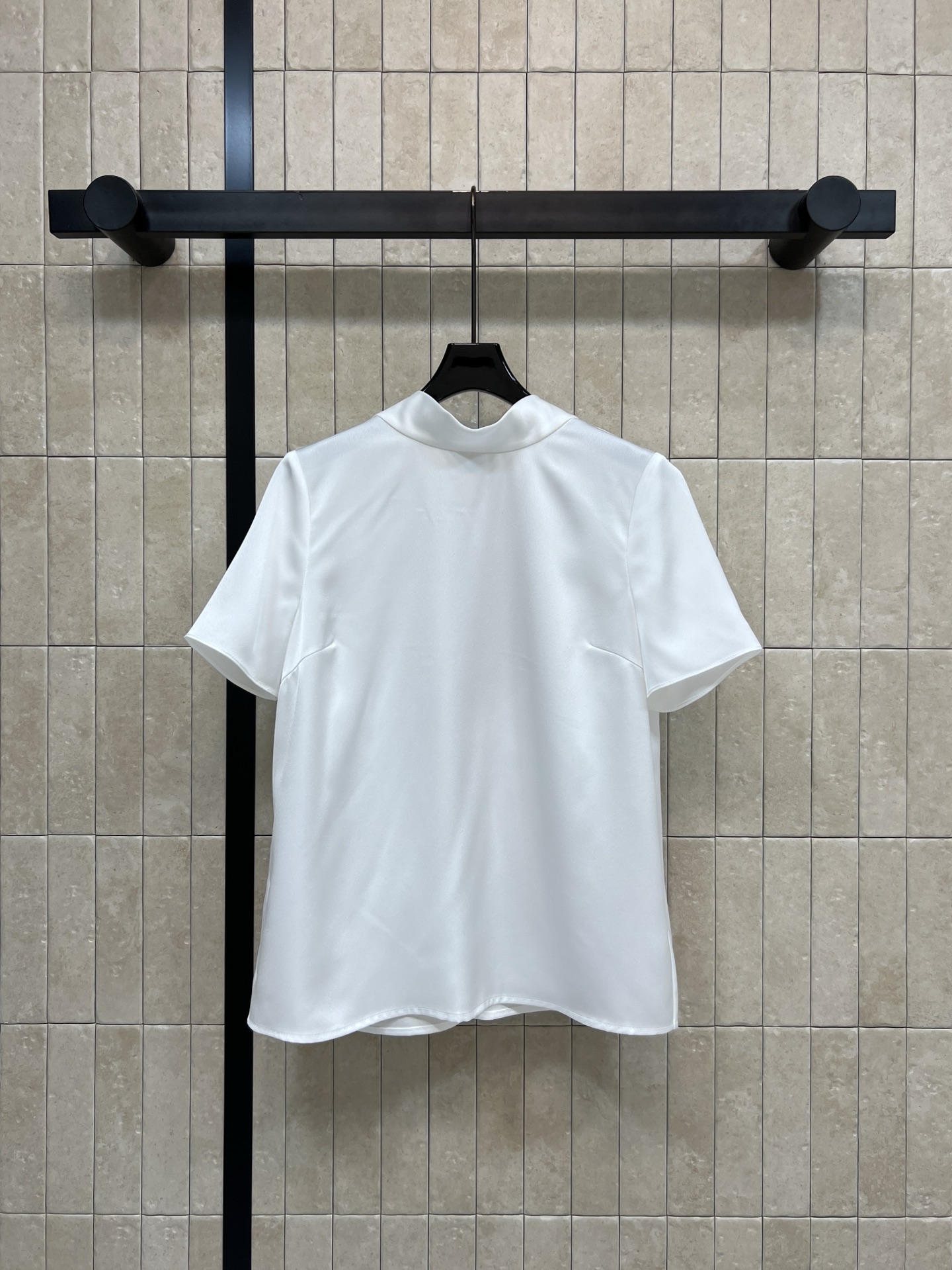 NO:739240,26 spring and summer new style, strappy backless short-sleeved shirt. The fabric has great drape. It is comfortable and breathable, perfect for spring and summer!  The small stand-up collar + open-back V-neck tie design is elegant and versatile. The loose cut is very elegant and can be easily used for commuting or formal occasions. The fabric has a smooth and icy luster. It goes well with simple trousers or skirts. It is easy to create a high-end style~ Two colors and four sizes, Size/S-M-L- XL,,skirts,shirts,T-shirt,1986090926春夏新款 系带露背短袖衬衫 面料垂感超好 穿着舒适透气春夏穿超合适！小立领+露背V领系带设计 优雅又百搭 宽松剪裁很显气质 通勤或正式场合都能轻松驾驭 面料是那种滑滑的冰冰的自带光泽感 搭配简约裤装或裙装都很出彩 轻松打造高级感穿搭风格~ 两色四码Size/S-M-L- XL,,skirts,shirts,T-shirt,,Women's clothing