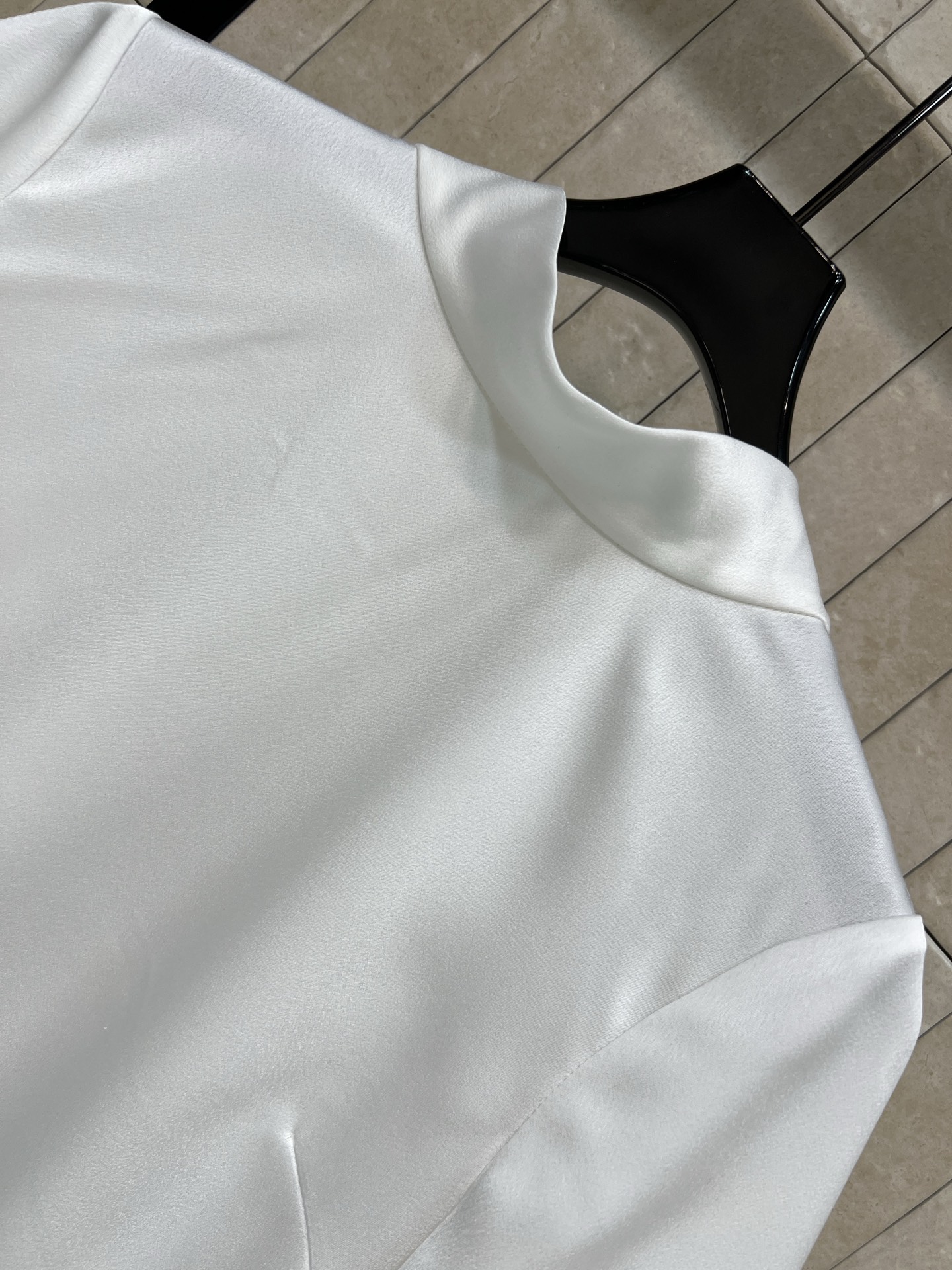 26春夏新款 系带露背短袖衬衫 面料垂感超好 穿着舒适透气春夏穿超合适！小立领+露背V领系带设计 优雅又