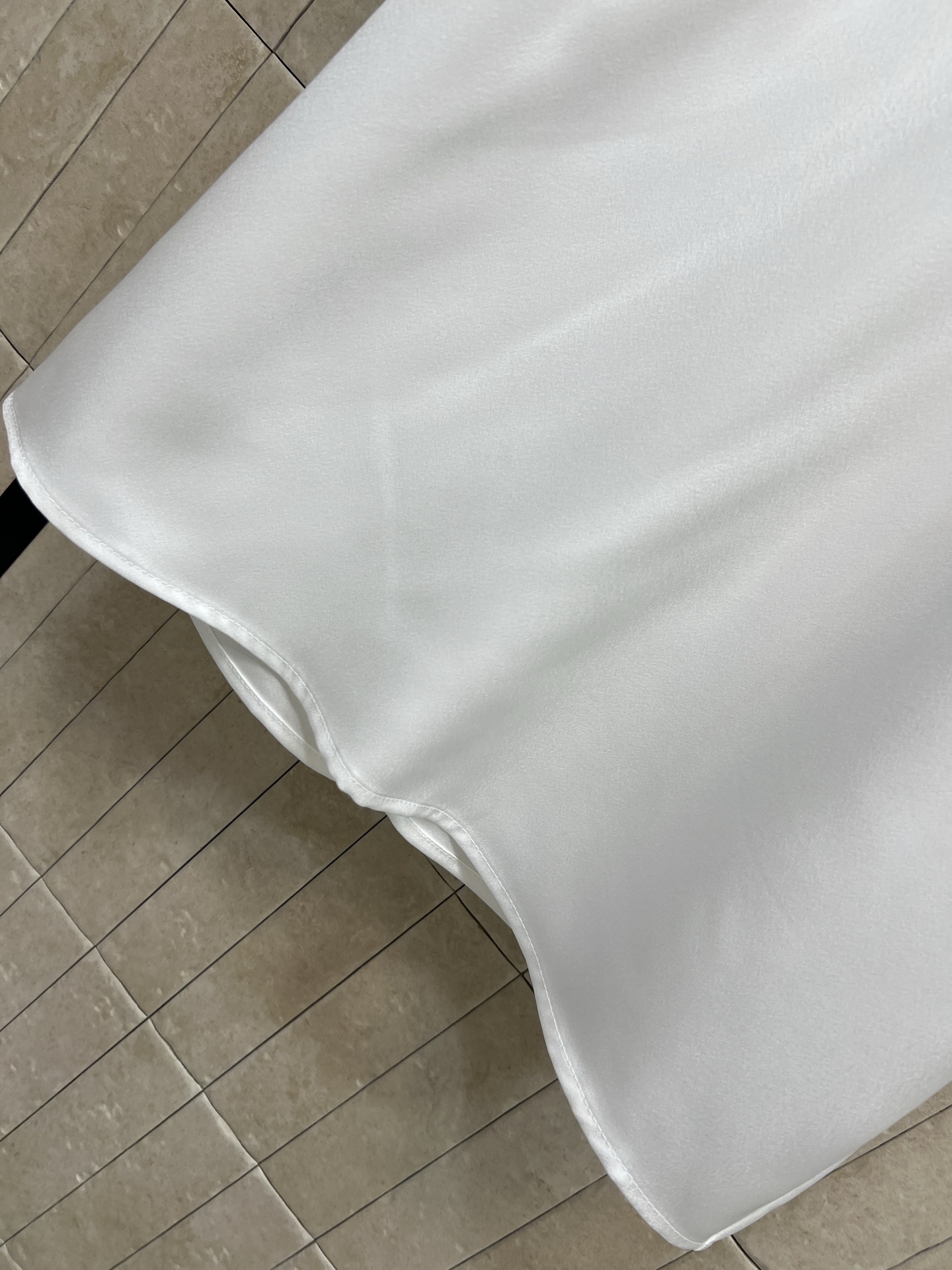 26春夏新款 系带露背短袖衬衫 面料垂感超好 穿着舒适透气春夏穿超合适！小立领+露背V领系带设计 优雅又