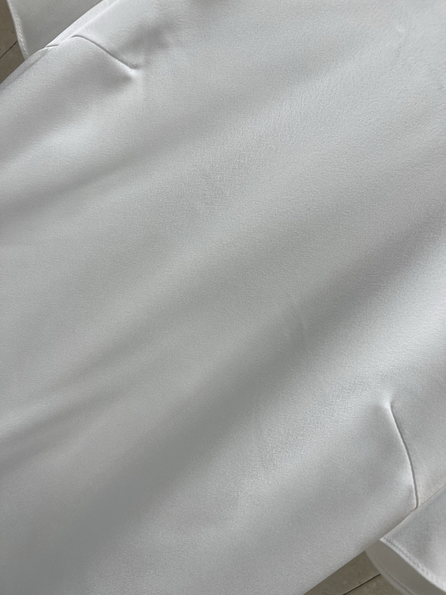 26春夏新款 系带露背短袖衬衫 面料垂感超好 穿着舒适透气春夏穿超合适！小立领+露背V领系带设计 优雅又