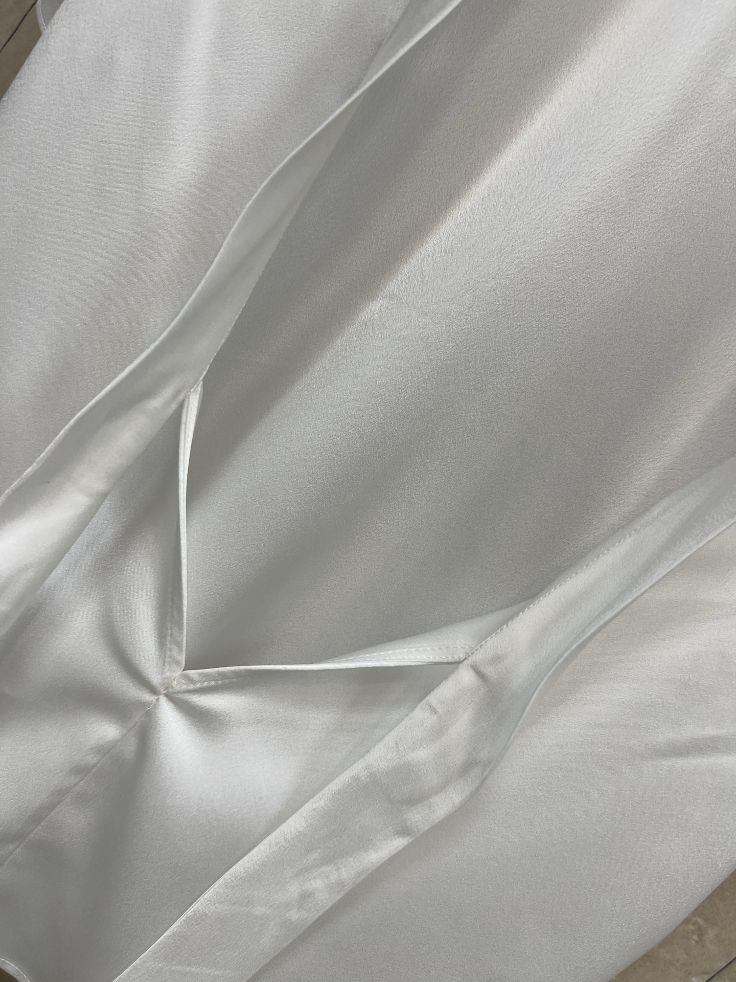 26春夏新款 系带露背短袖衬衫 面料垂感超好 穿着舒适透气春夏穿超合适！小立领+露背V领系带设计 优雅又