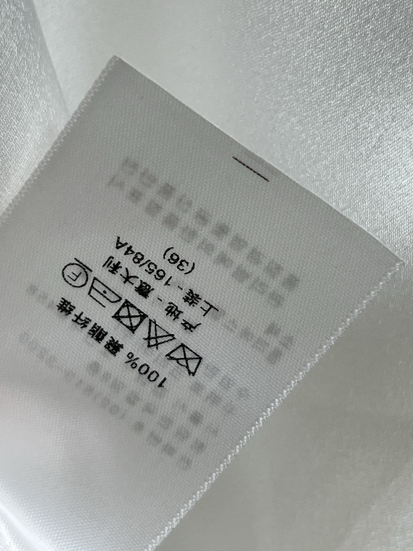 26春夏新款 系带露背短袖衬衫 面料垂感超好 穿着舒适透气春夏穿超合适！小立领+露背V领系带设计 优雅又