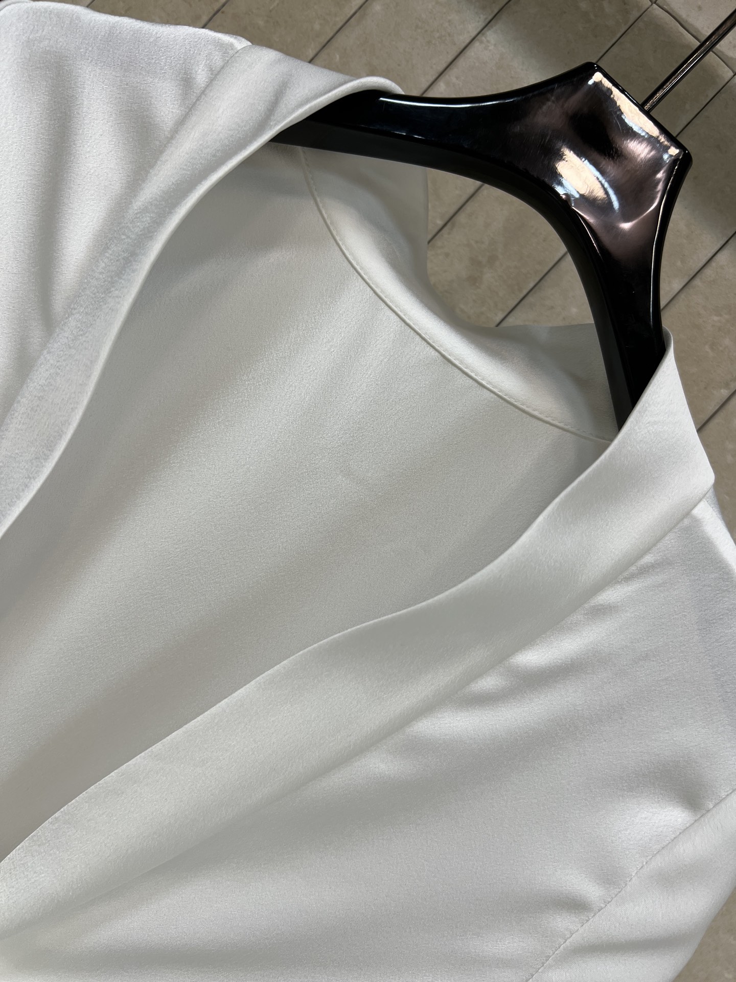 26春夏新款 系带露背短袖衬衫 面料垂感超好 穿着舒适透气春夏穿超合适！小立领+露背V领系带设计 优雅又