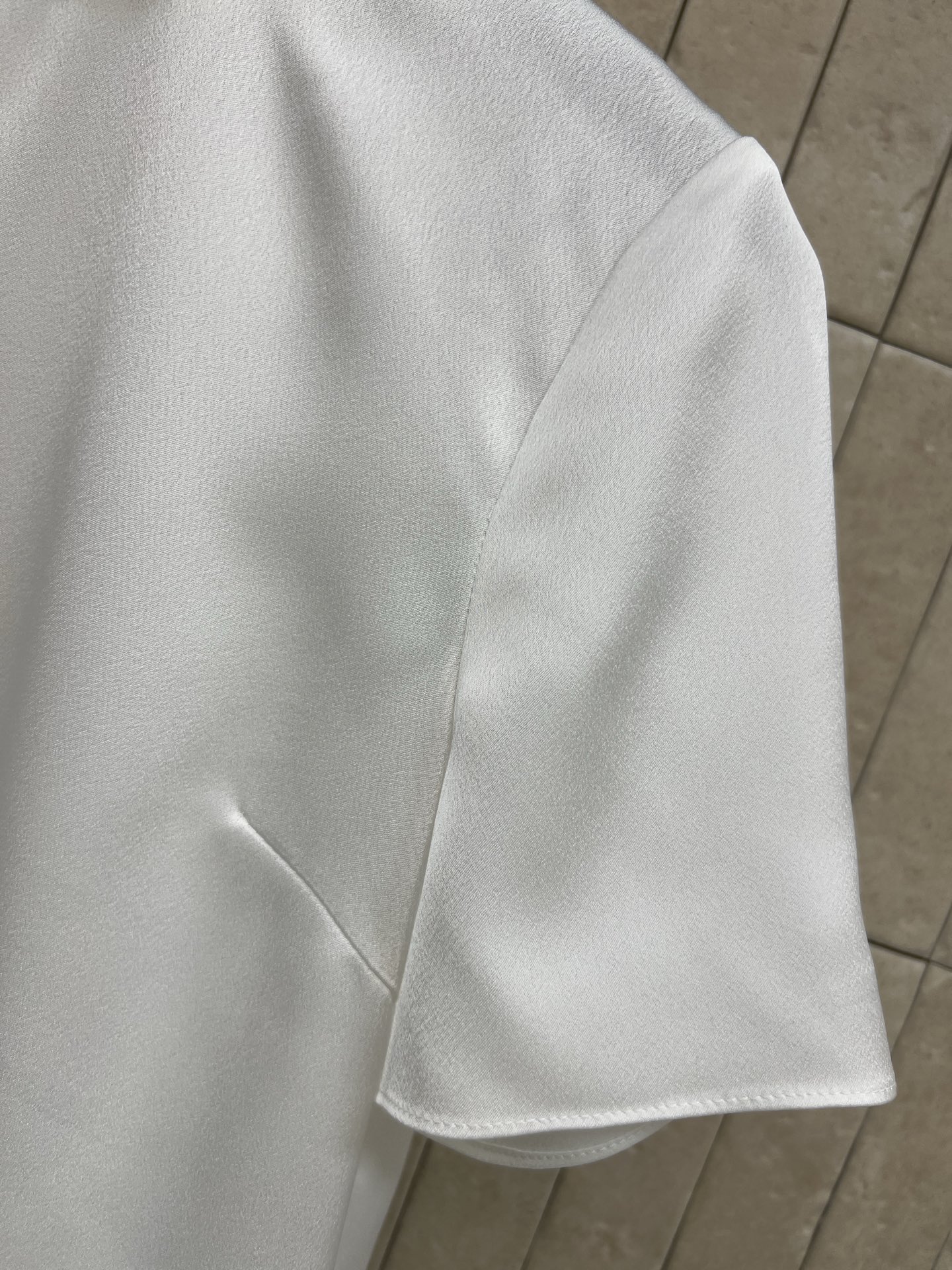 26春夏新款 系带露背短袖衬衫 面料垂感超好 穿着舒适透气春夏穿超合适！小立领+露背V领系带设计 优雅又