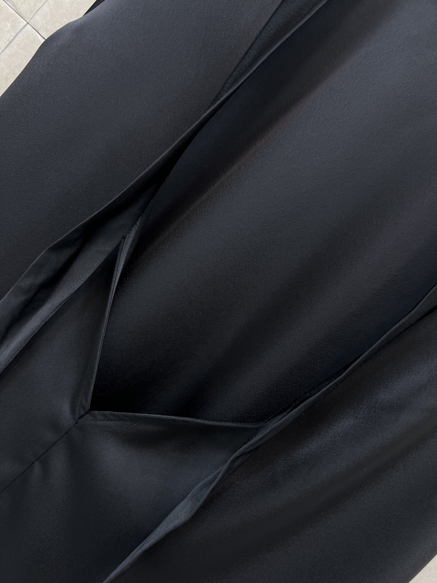 26春夏新款 系带露背短袖衬衫 面料垂感超好 穿着舒适透气春夏穿超合适！小立领+露背V领系带设计 优雅又