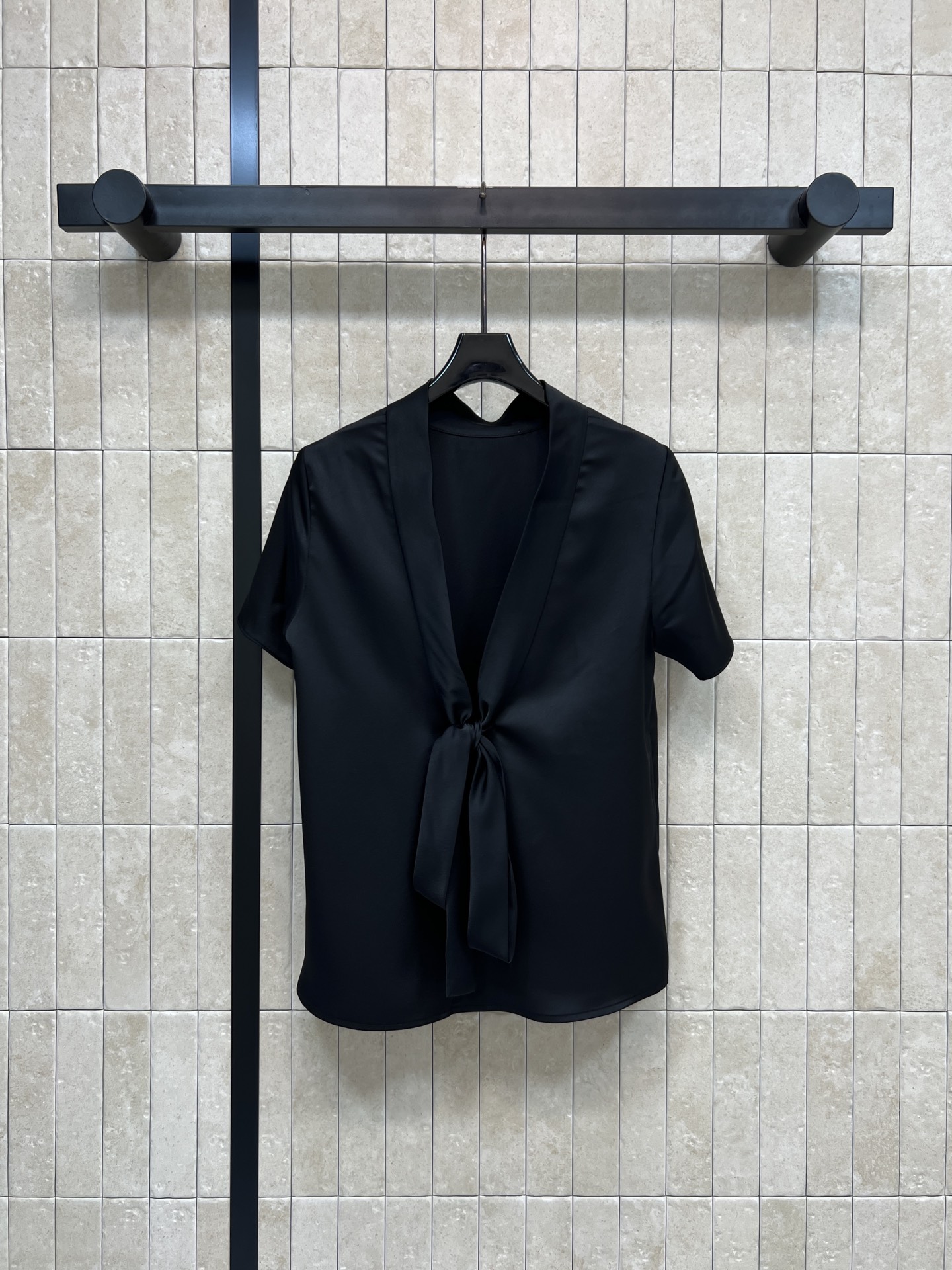 26春夏新款 系带露背短袖衬衫 面料垂感超好 穿着舒适透气春夏穿超合适！小立领+露背V领系带设计 优雅又