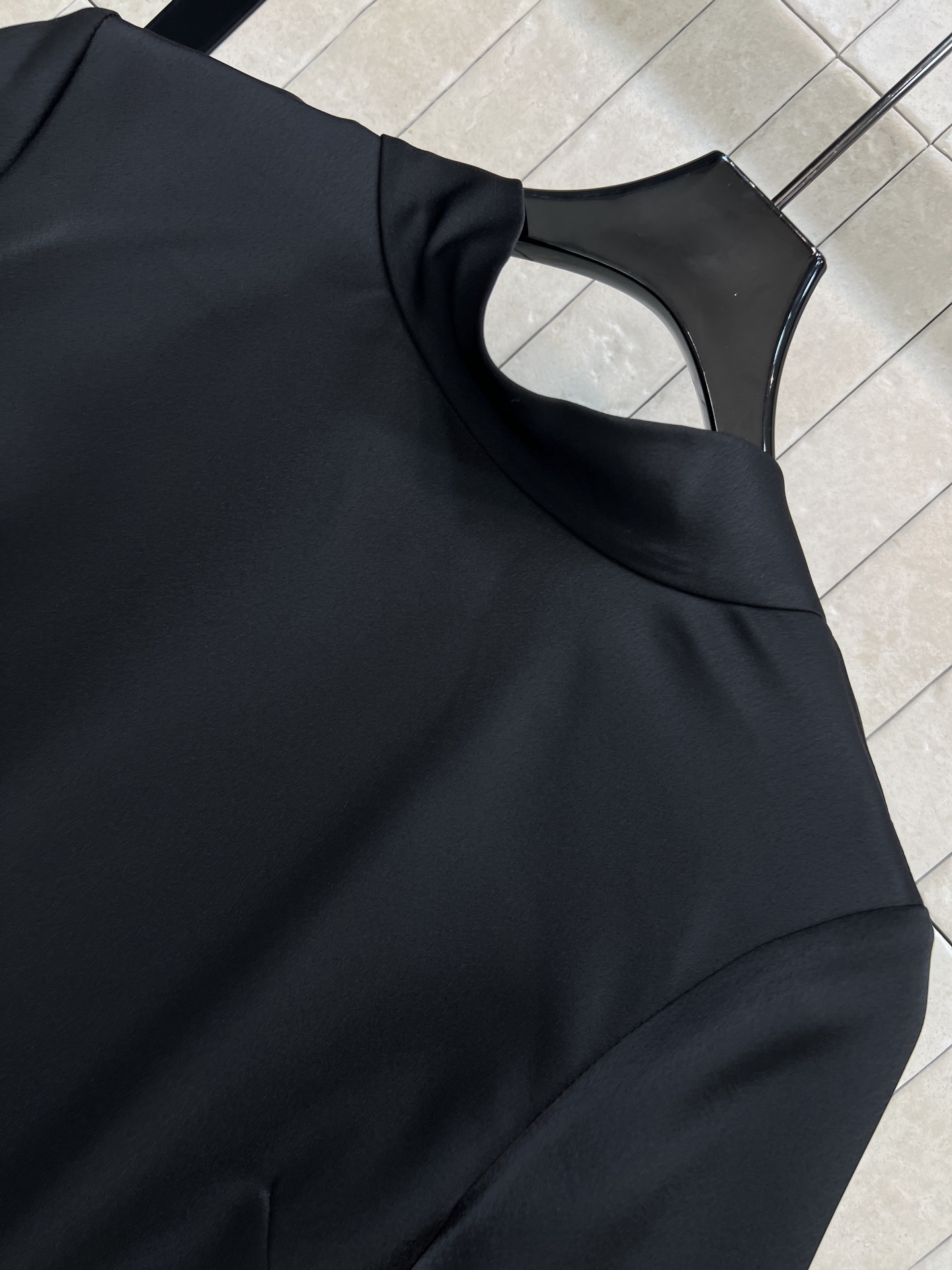 26春夏新款 系带露背短袖衬衫 面料垂感超好 穿着舒适透气春夏穿超合适！小立领+露背V领系带设计 优雅又