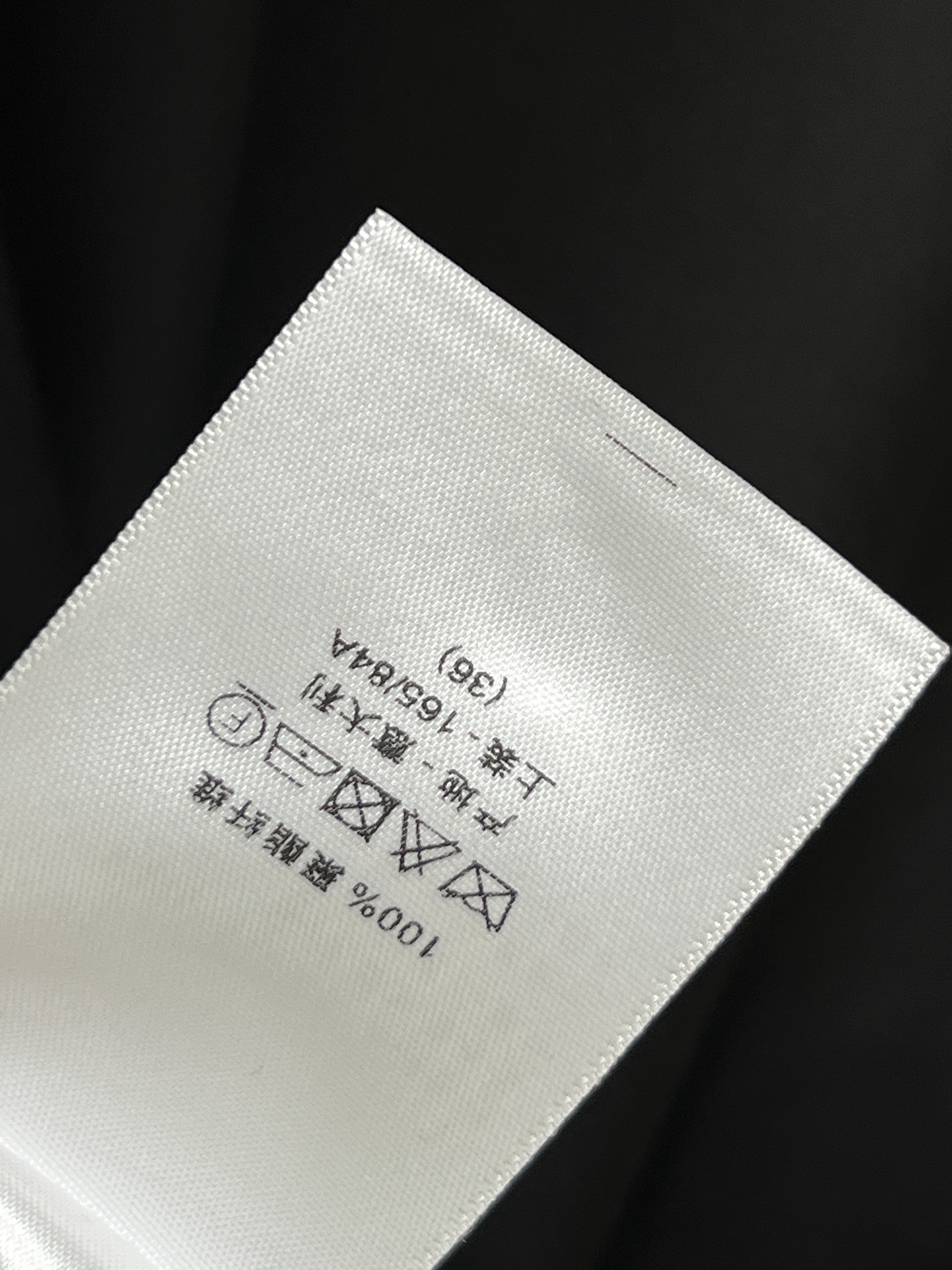 26春夏新款 系带露背短袖衬衫 面料垂感超好 穿着舒适透气春夏穿超合适！小立领+露背V领系带设计 优雅又