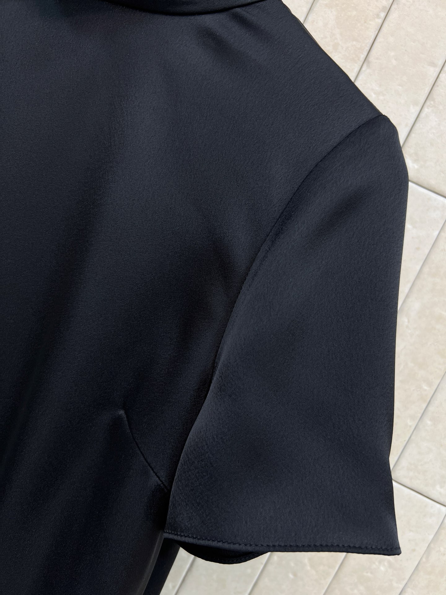 26春夏新款 系带露背短袖衬衫 面料垂感超好 穿着舒适透气春夏穿超合适！小立领+露背V领系带设计 优雅又