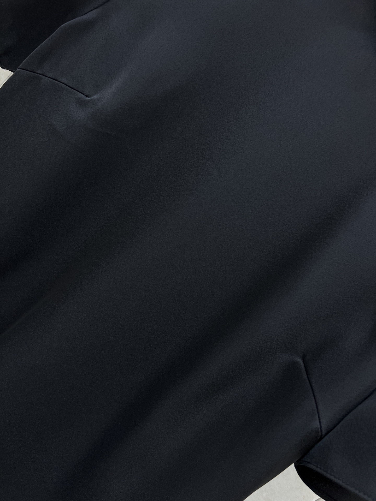 26春夏新款 系带露背短袖衬衫 面料垂感超好 穿着舒适透气春夏穿超合适！小立领+露背V领系带设计 优雅又