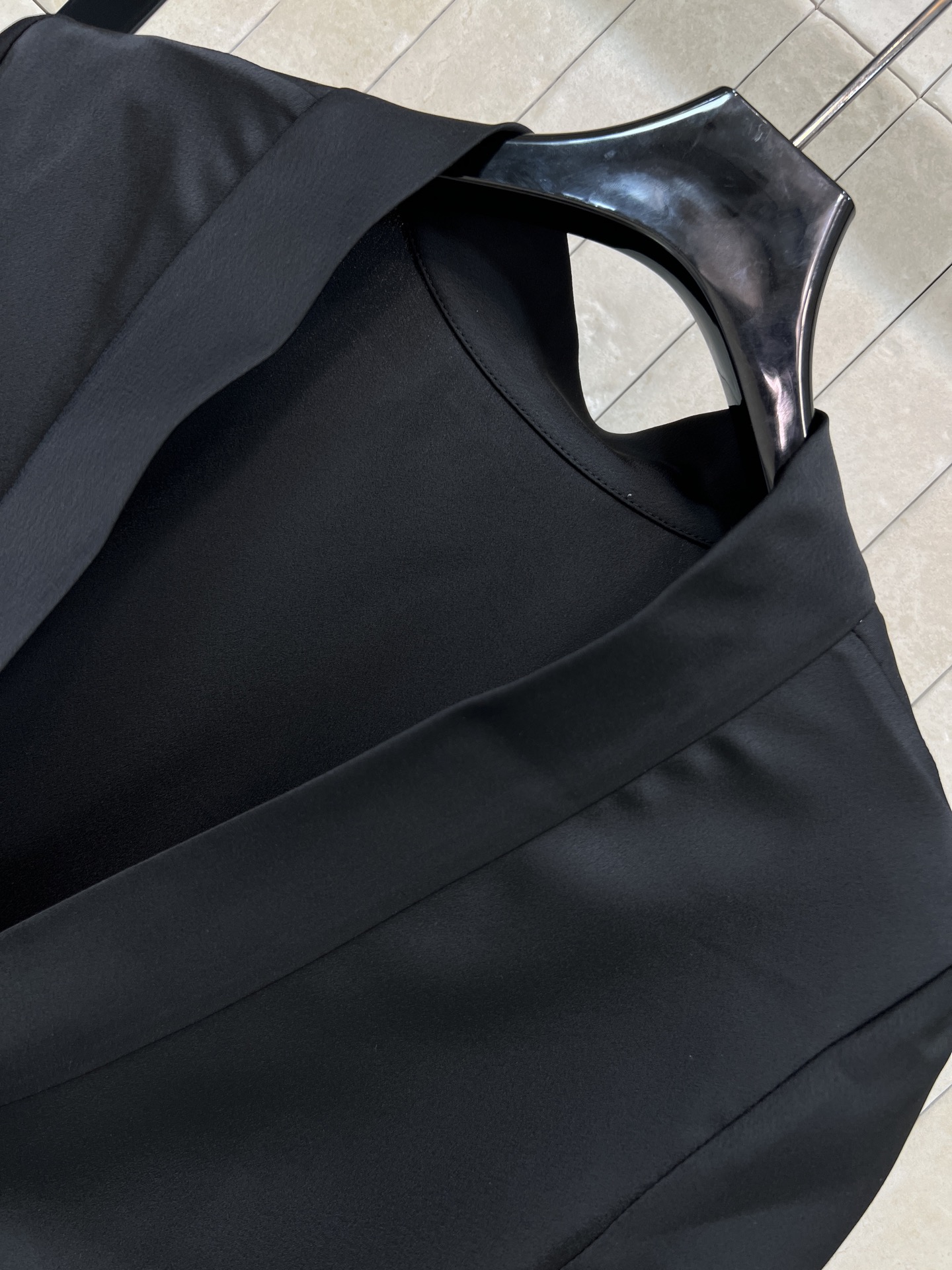 26春夏新款 系带露背短袖衬衫 面料垂感超好 穿着舒适透气春夏穿超合适！小立领+露背V领系带设计 优雅又