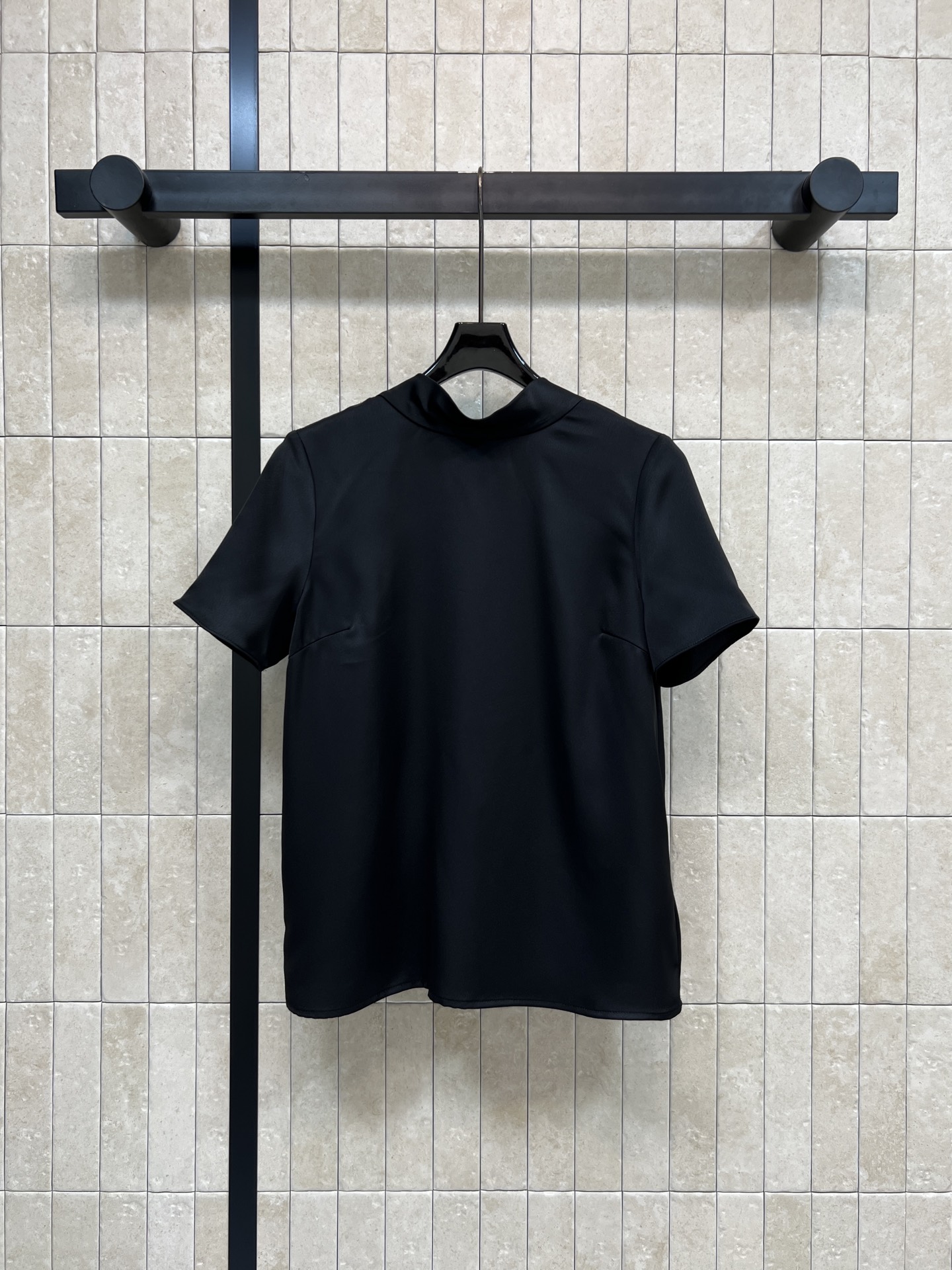 NO:739246,26 spring and summer new style, strappy backless short-sleeved shirt. The fabric has great drape. It is comfortable and breathable, perfect for spring and summer!  The small stand-up collar + backless V-neck tie design is elegant and versatile. The loose tailoring is very elegant and can be easily used for commuting or formal occasions. The fabric is smooth and icy with a glossy feel. It goes well with simple trousers or skirts. It is easy to create a high-end style~two colors and four codes Size/S-M-L-XL,,skirts,shirts,T-shirt,1986090926春夏新款 系带露背短袖衬衫 面料垂感超好 穿着舒适透气春夏穿超合适！小立领+露背V领系带设计 优雅又百搭 宽松剪裁很显气质 通勤或正式场合都能轻松驾驭 面料是那种滑滑的冰冰的自带光泽感 搭配简约裤装或裙装都很出彩 轻松打造高级感穿搭风格~两色四码Size/S-M-L- XL,,skirts,shirts,T-shirt,,Women's clothing