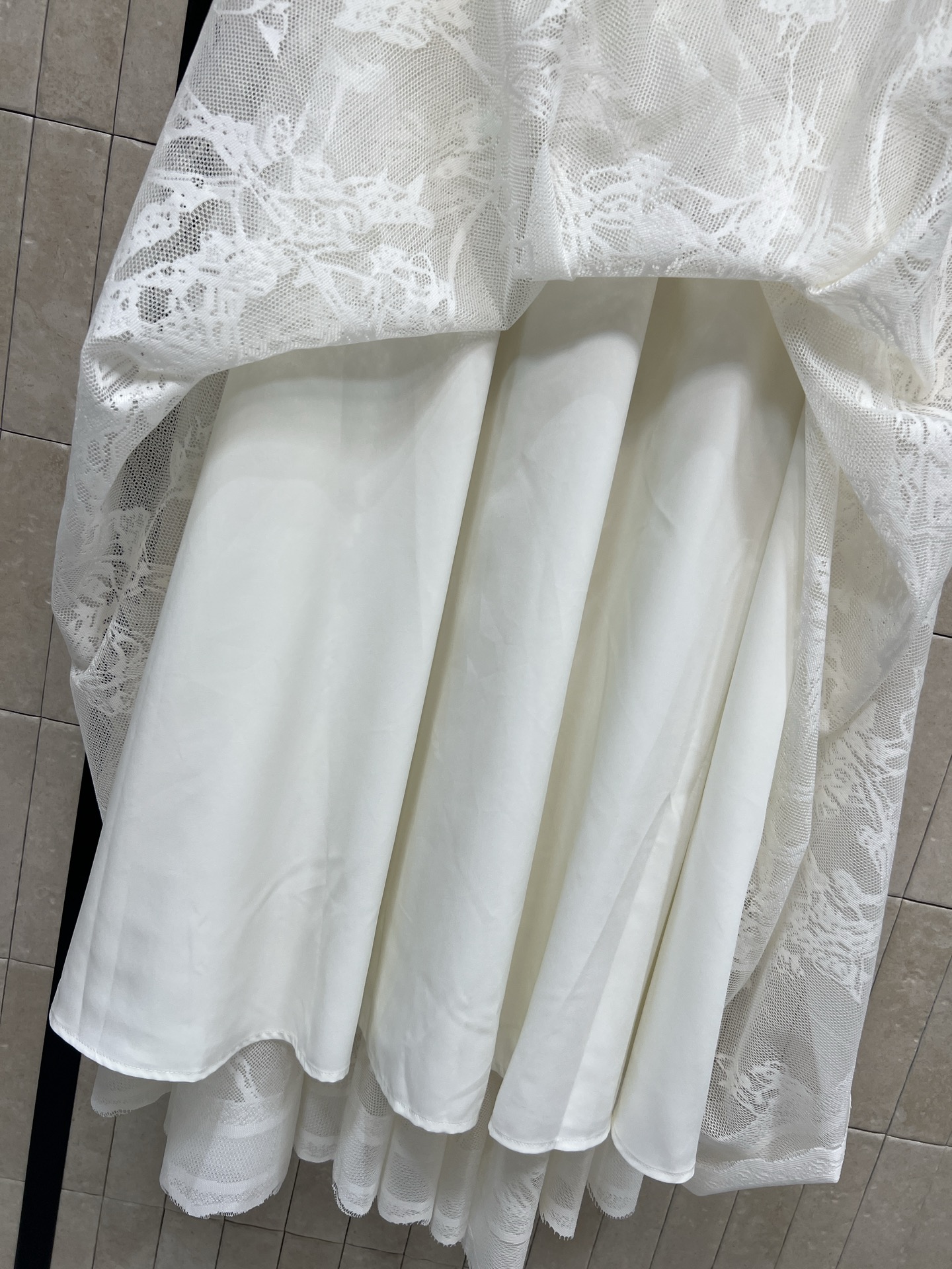 D家 26早春新款 花纹蕾丝半身裙 几何花纹设计超有层次感 高腰长款大裙摆凸显优雅气质 面料质感非常好 