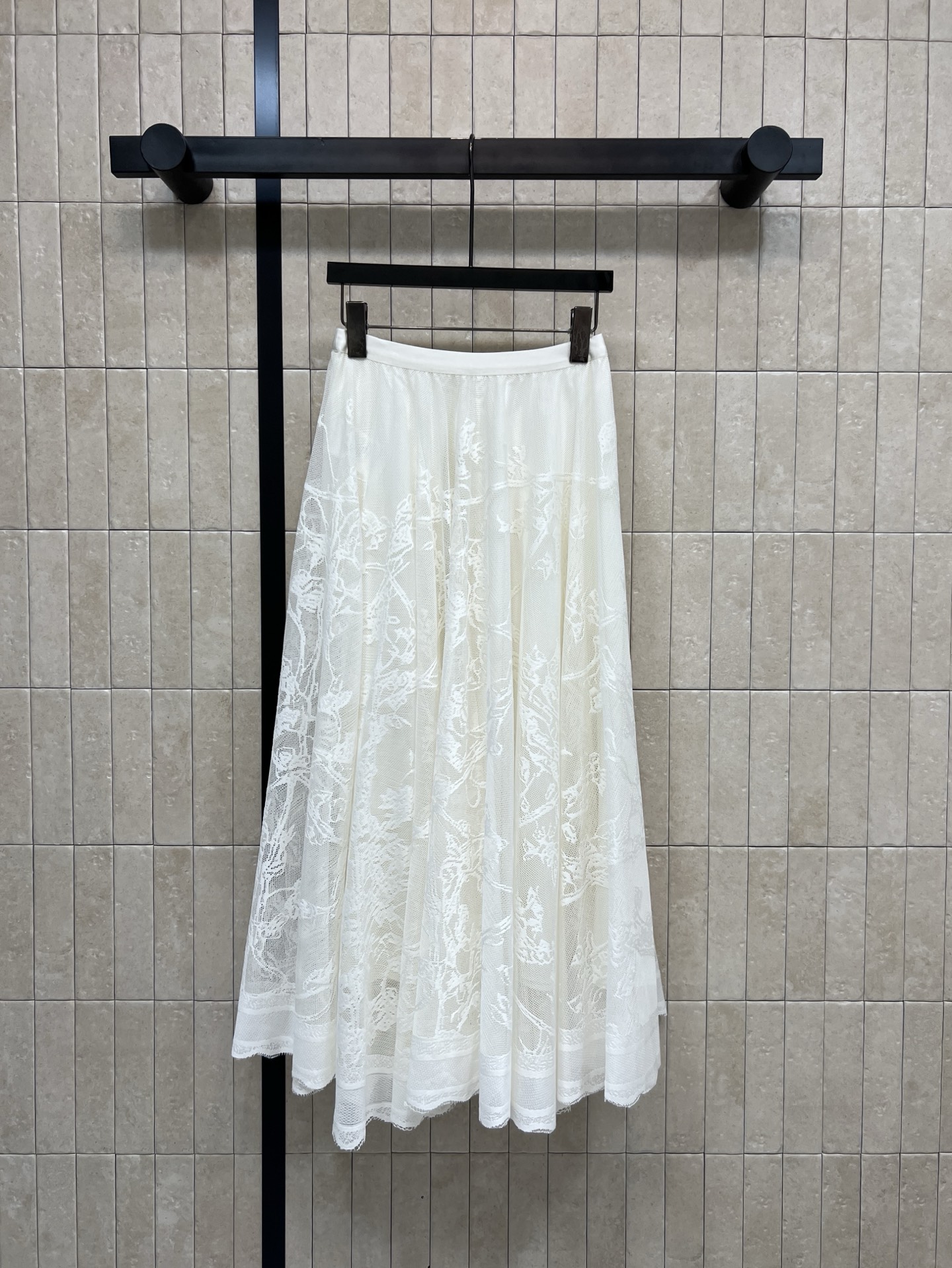 NO:739249,D's 26 early spring new pattern lace skirt. The geometric pattern design is super layered. The high-waisted long skirt highlights the elegance. The fabric texture is very good. It is very soft and has a strong three-dimensional effect. The upper body is slim and covers the flesh. It is lined, so you don't have to worry about being exposed. The large skirt modifies the leg shape. It has a perfect elegant temperament. It goes well with sweaters or shirts. It can be easily held for commuting, dating, and daily life. Two colors and four sizes.  Size/S-M-L-XL,,dior,skirts,shirts,19860909D家 26早春新款 花纹蕾丝半身裙 几何花纹设计超有层次感 高腰长款大裙摆凸显优雅气质 面料质感非常好 很柔软立体感超强 上身气质又显瘦遮肉 带有里衬不用担心走光 大摆裙摆修饰腿型 优雅气质满分 搭配针织衫或衬衫都很出彩 通勤、约会、日常都能轻松hold住 两色四码 Size/S-M-L-XL,,dior,skirts,shirts,,Women's clothing