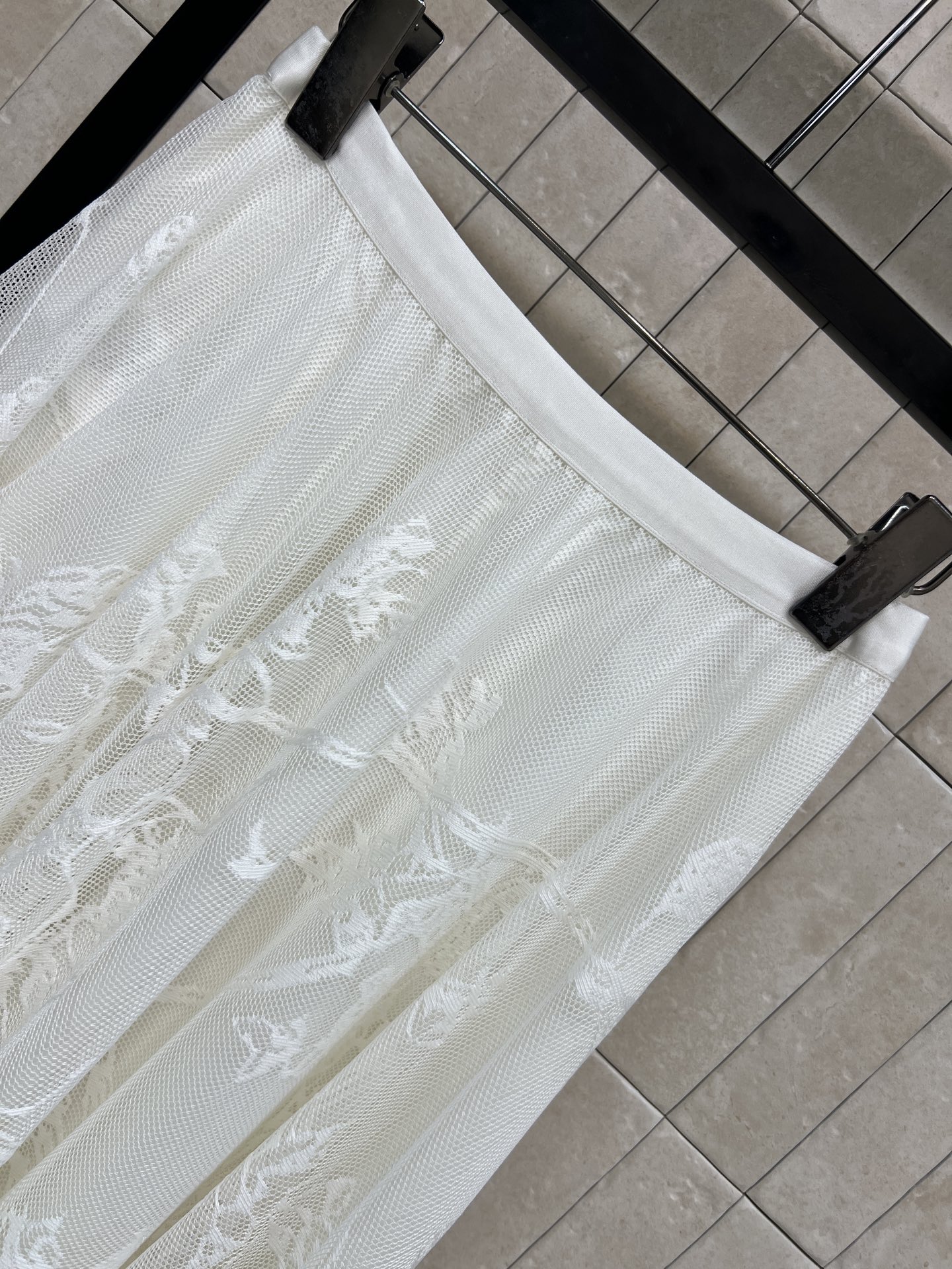 D家 26早春新款 花纹蕾丝半身裙 几何花纹设计超有层次感 高腰长款大裙摆凸显优雅气质 面料质感非常好 