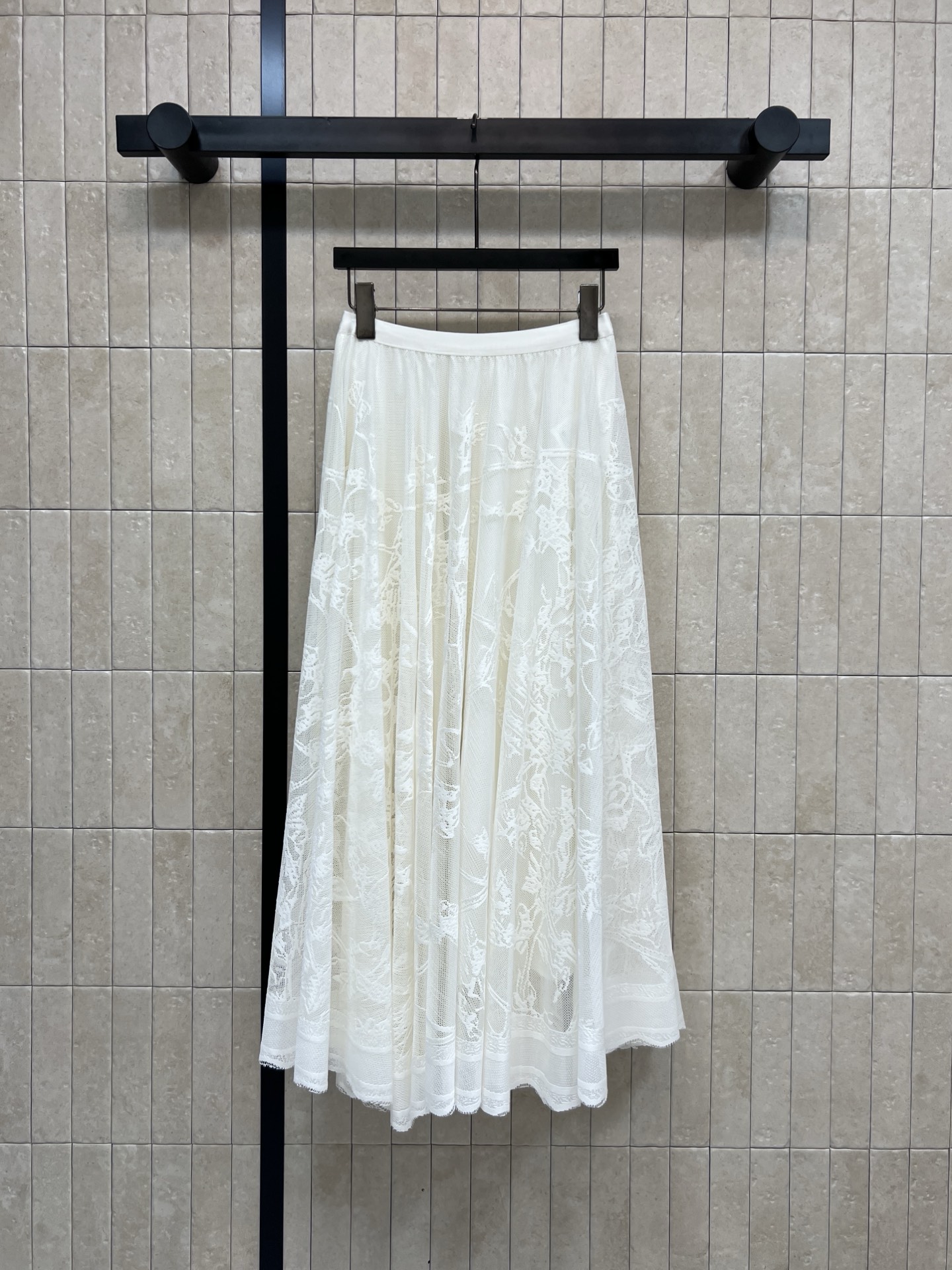 D家 26早春新款 花纹蕾丝半身裙 几何花纹设计超有层次感 高腰长款大裙摆凸显优雅气质 面料质感非常好 