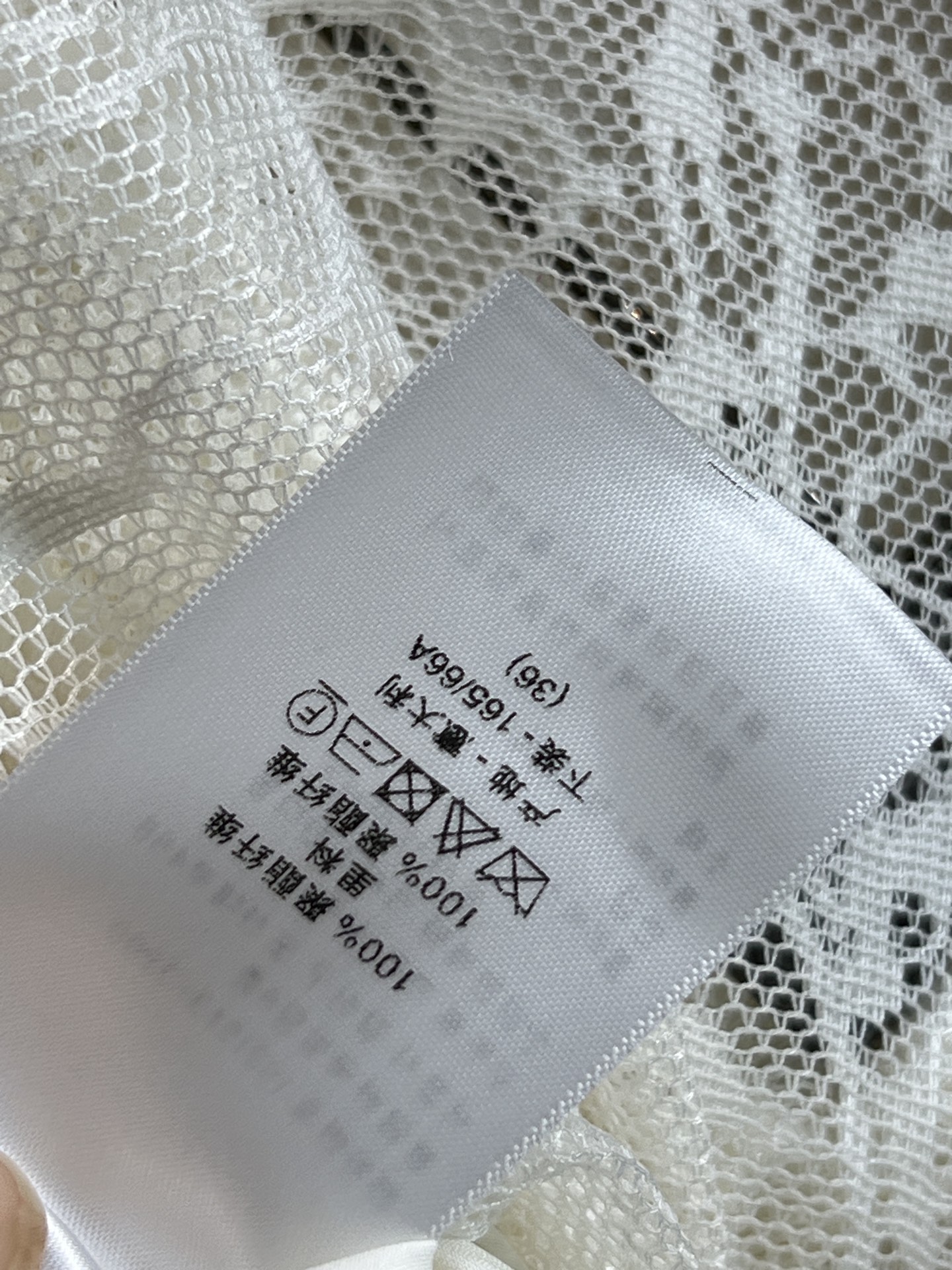 D家 26早春新款 花纹蕾丝半身裙 几何花纹设计超有层次感 高腰长款大裙摆凸显优雅气质 面料质感非常好 