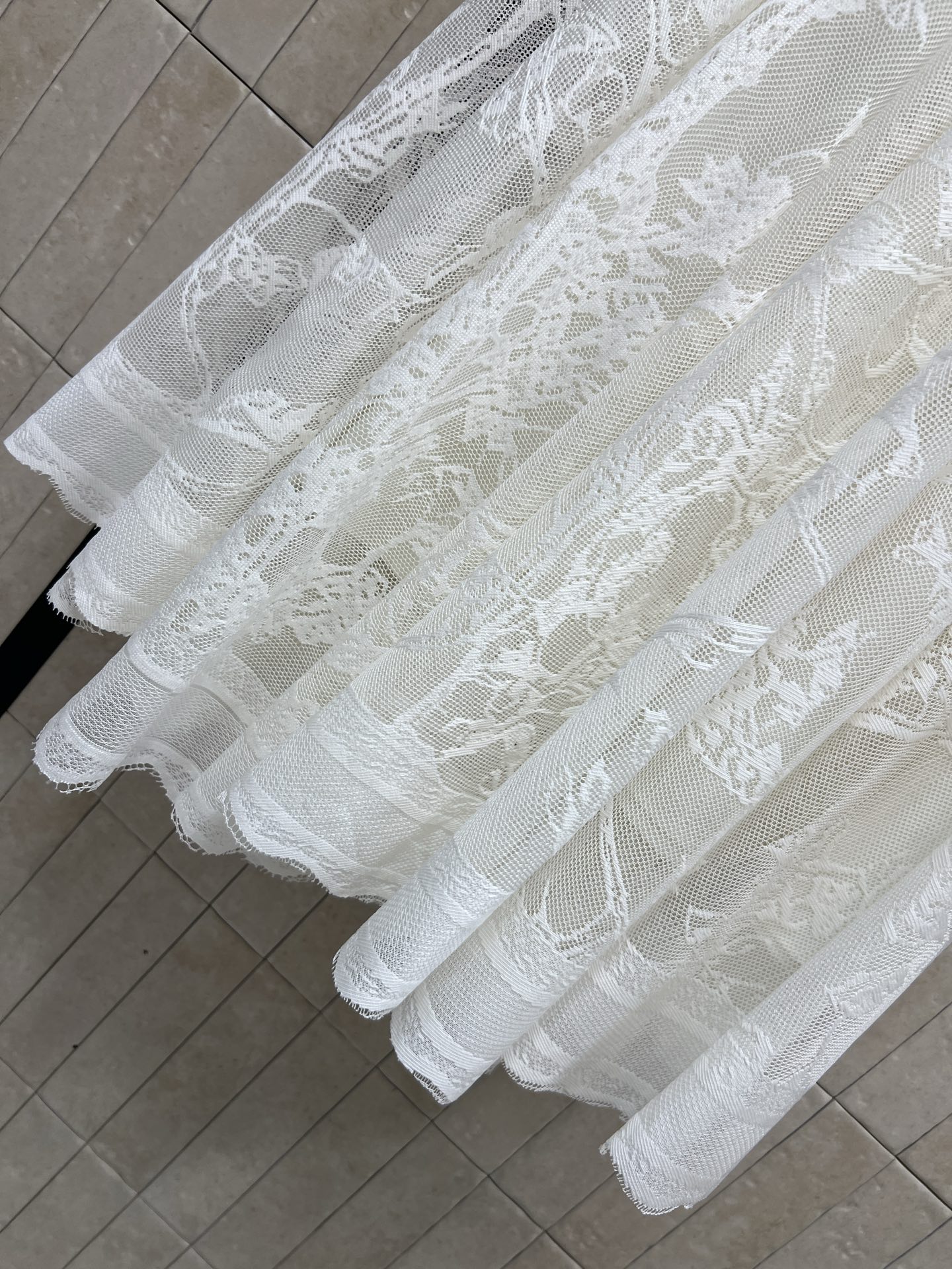 D家 26早春新款 花纹蕾丝半身裙 几何花纹设计超有层次感 高腰长款大裙摆凸显优雅气质 面料质感非常好 