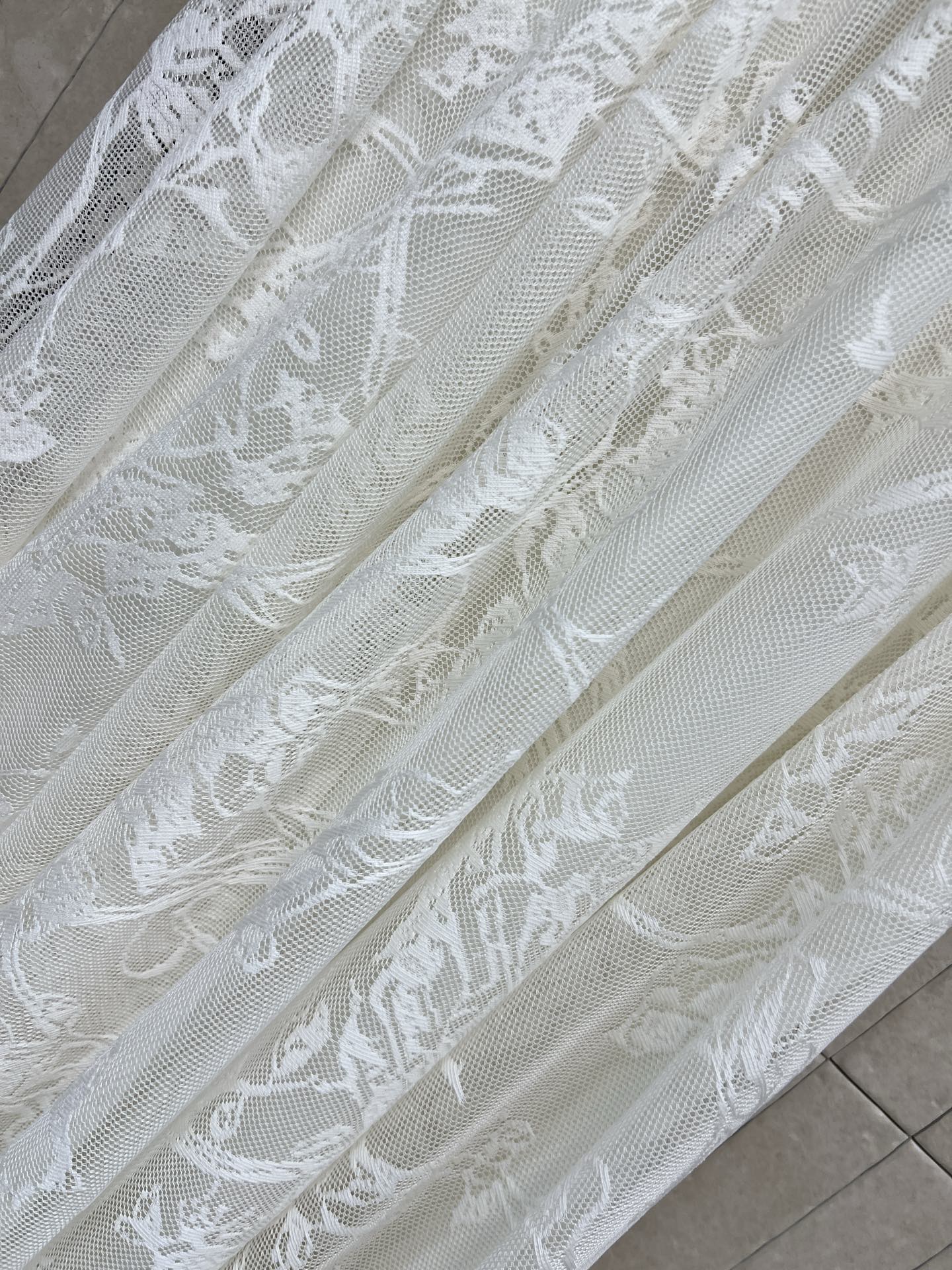 D家 26早春新款 花纹蕾丝半身裙 几何花纹设计超有层次感 高腰长款大裙摆凸显优雅气质 面料质感非常好 