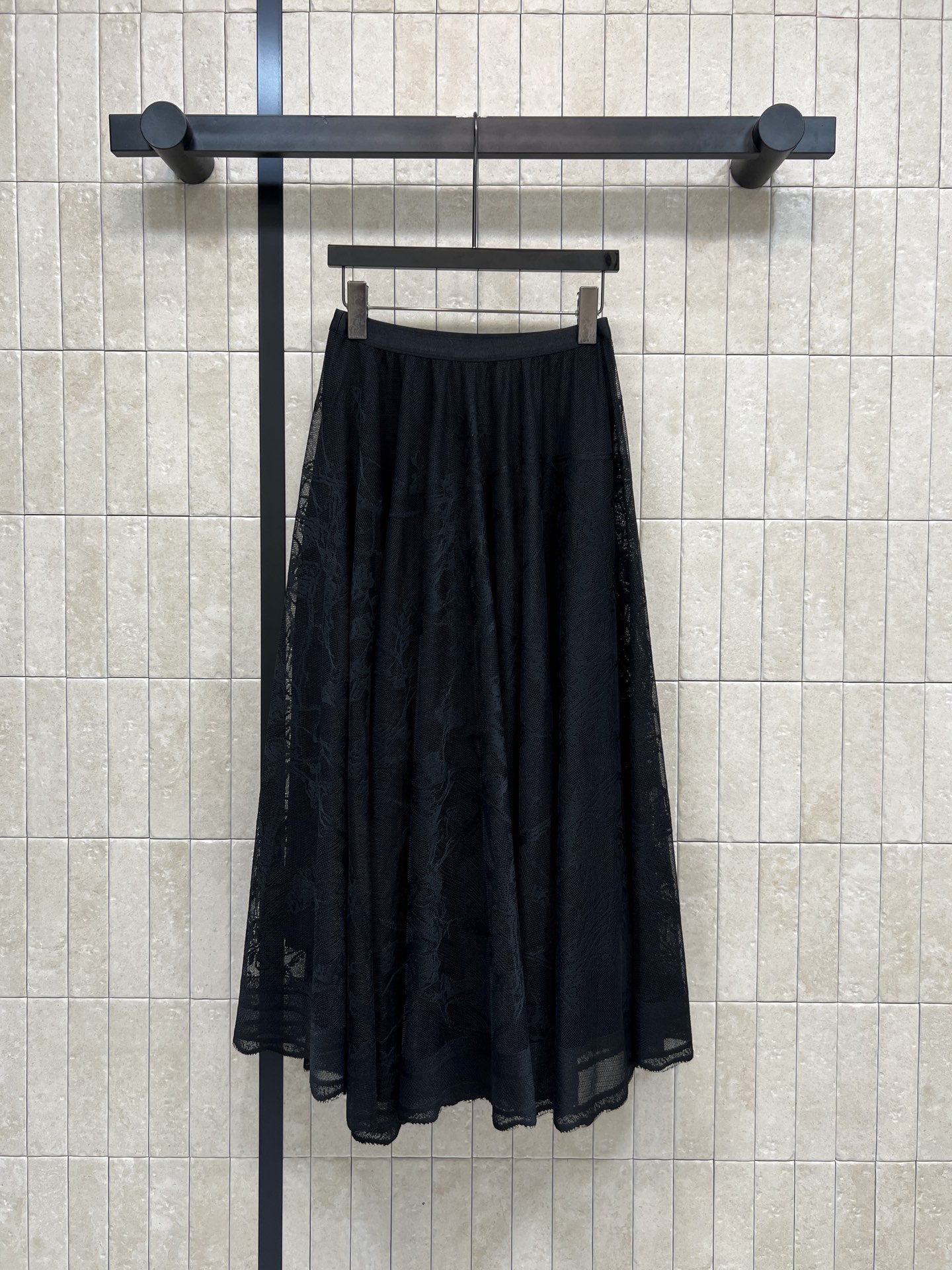 NO:739224,D's 26 early spring new pattern lace skirt. The geometric pattern design is super layered. The high-waisted long skirt highlights the elegance. The fabric texture is very good. It is very soft and has a strong three-dimensional effect. The upper body is slim and covers the flesh. It is lined, so you don't have to worry about being exposed. The large skirt modifies the leg shape. It has a perfect elegant temperament. It goes well with sweaters or shirts. It can be easily held for commuting, dating, and daily life. Two colors and four sizes.  Size/S-M-L-XL,,dior,skirts,shirts,19860909D家 26早春新款 花纹蕾丝半身裙 几何花纹设计超有层次感 高腰长款大裙摆凸显优雅气质 面料质感非常好 很柔软立体感超强 上身气质又显瘦遮肉 带有里衬不用担心走光 大摆裙摆修饰腿型 优雅气质满分 搭配针织衫或衬衫都很出彩 通勤、约会、日常都能轻松hold住 两色四码 Size/S-M-L-XL,,dior,skirts,shirts,,Women's clothing