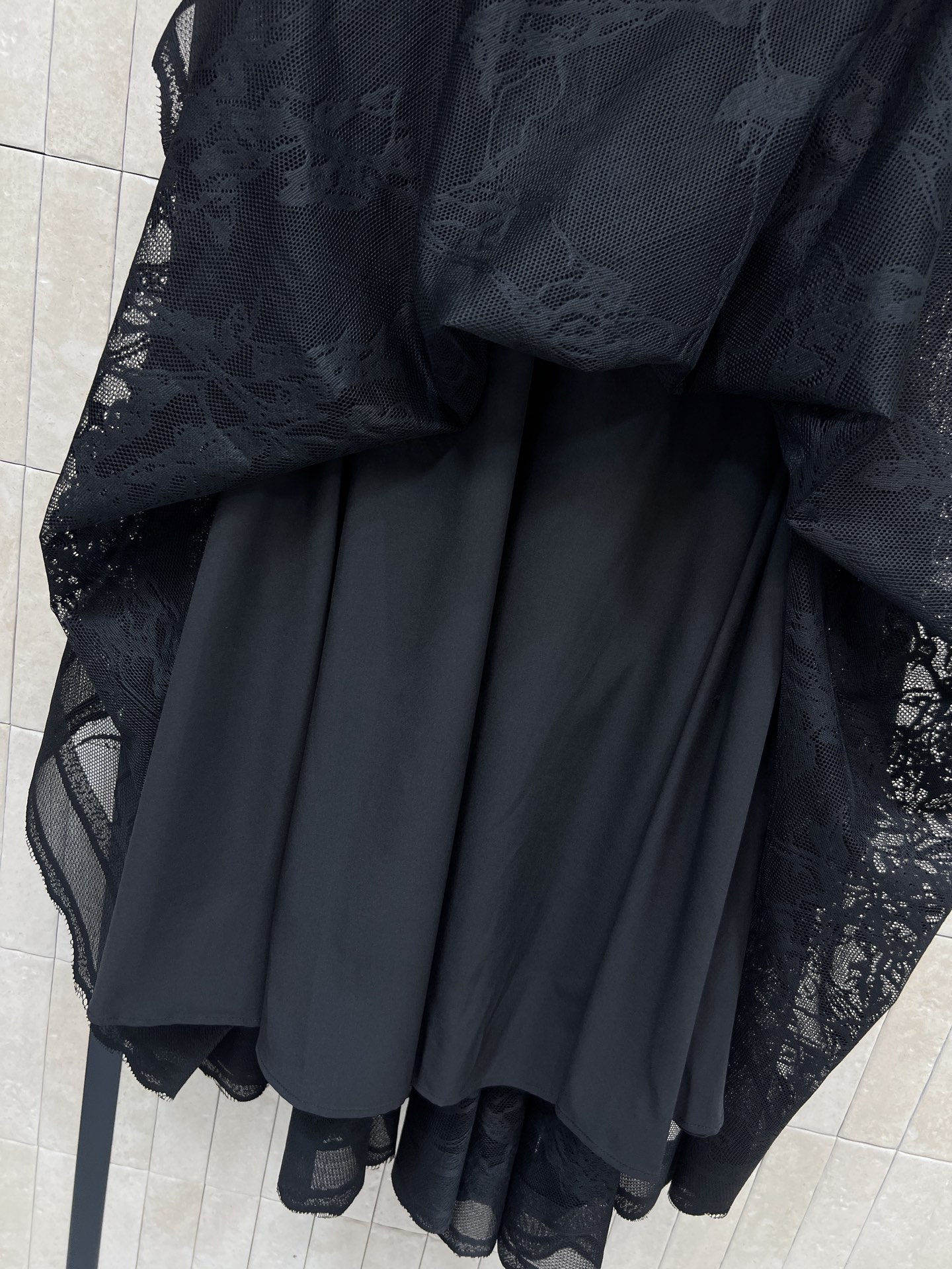 D家 26早春新款 花纹蕾丝半身裙 几何花纹设计超有层次感 高腰长款大裙摆凸显优雅气质 面料质感非常好 