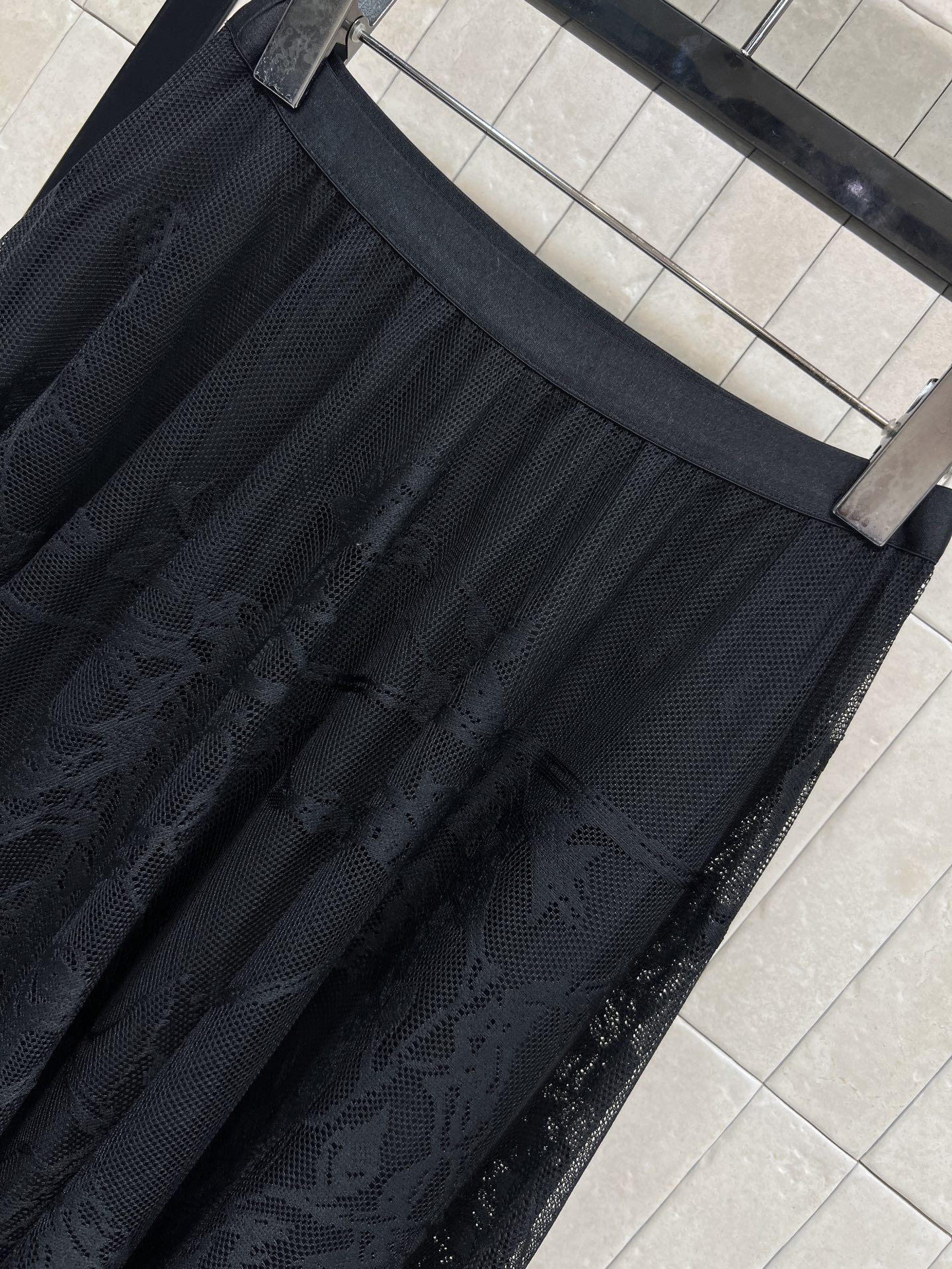 D家 26早春新款 花纹蕾丝半身裙 几何花纹设计超有层次感 高腰长款大裙摆凸显优雅气质 面料质感非常好 