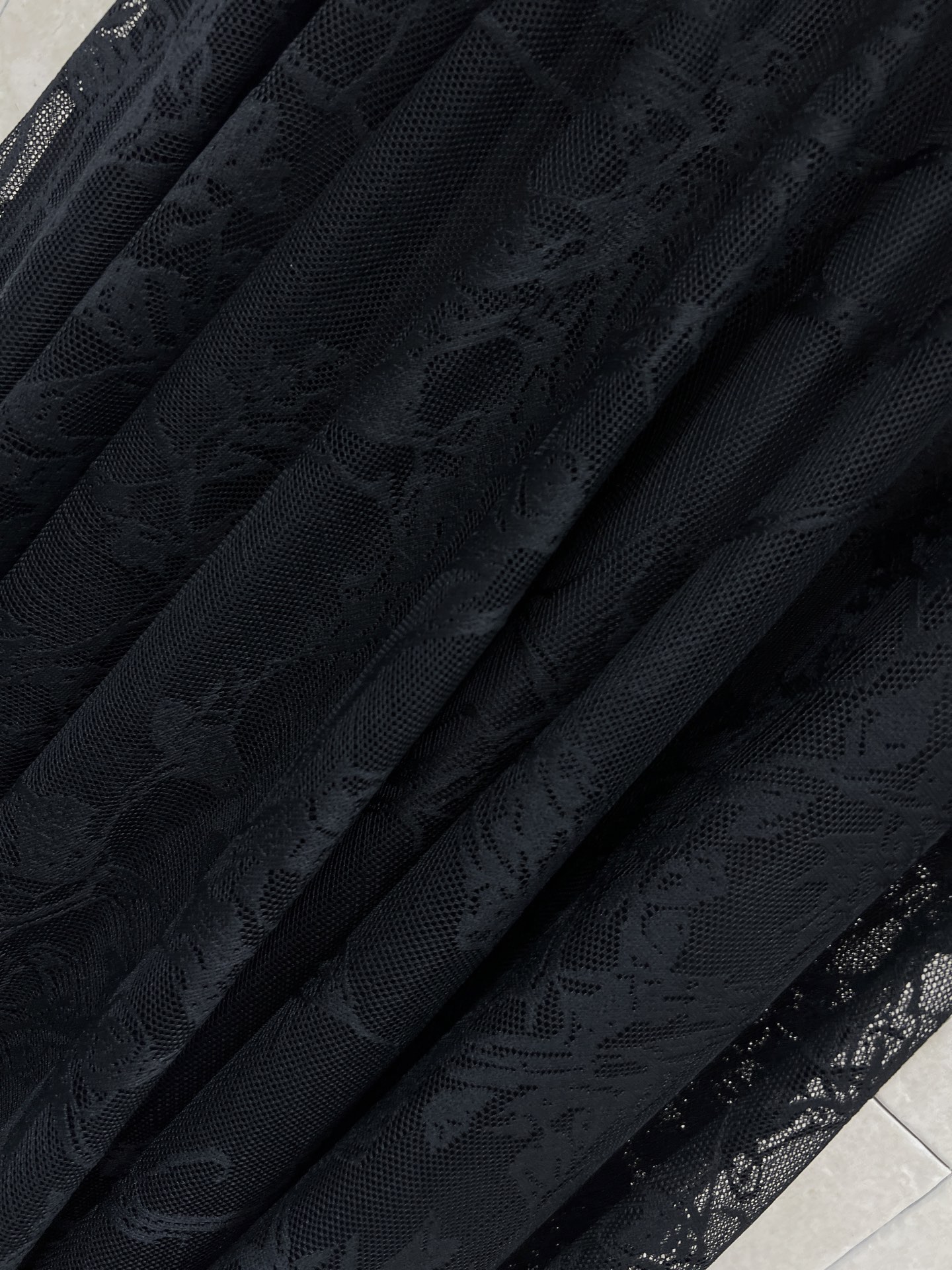 D家 26早春新款 花纹蕾丝半身裙 几何花纹设计超有层次感 高腰长款大裙摆凸显优雅气质 面料质感非常好 