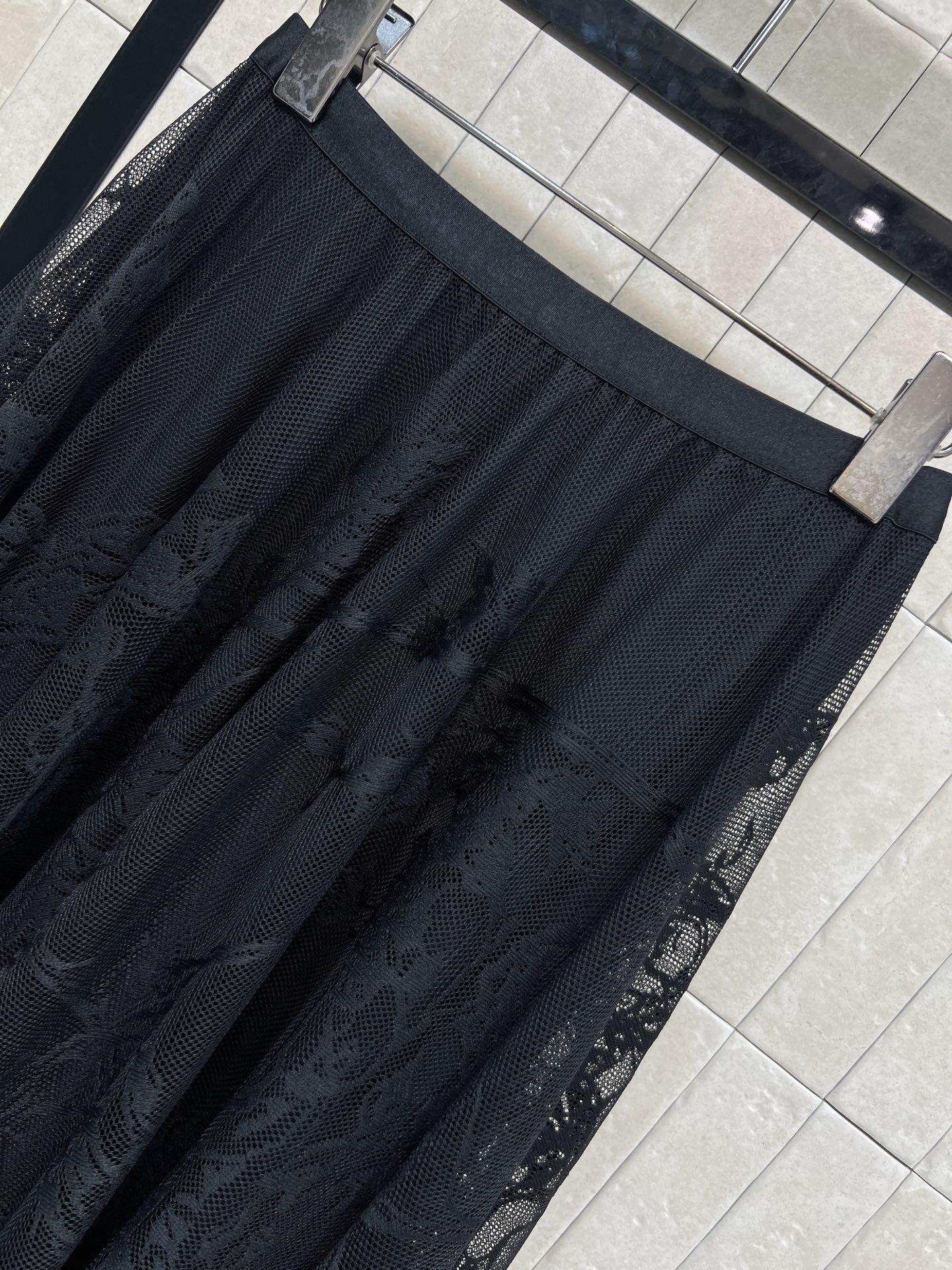 D家 26早春新款 花纹蕾丝半身裙 几何花纹设计超有层次感 高腰长款大裙摆凸显优雅气质 面料质感非常好 